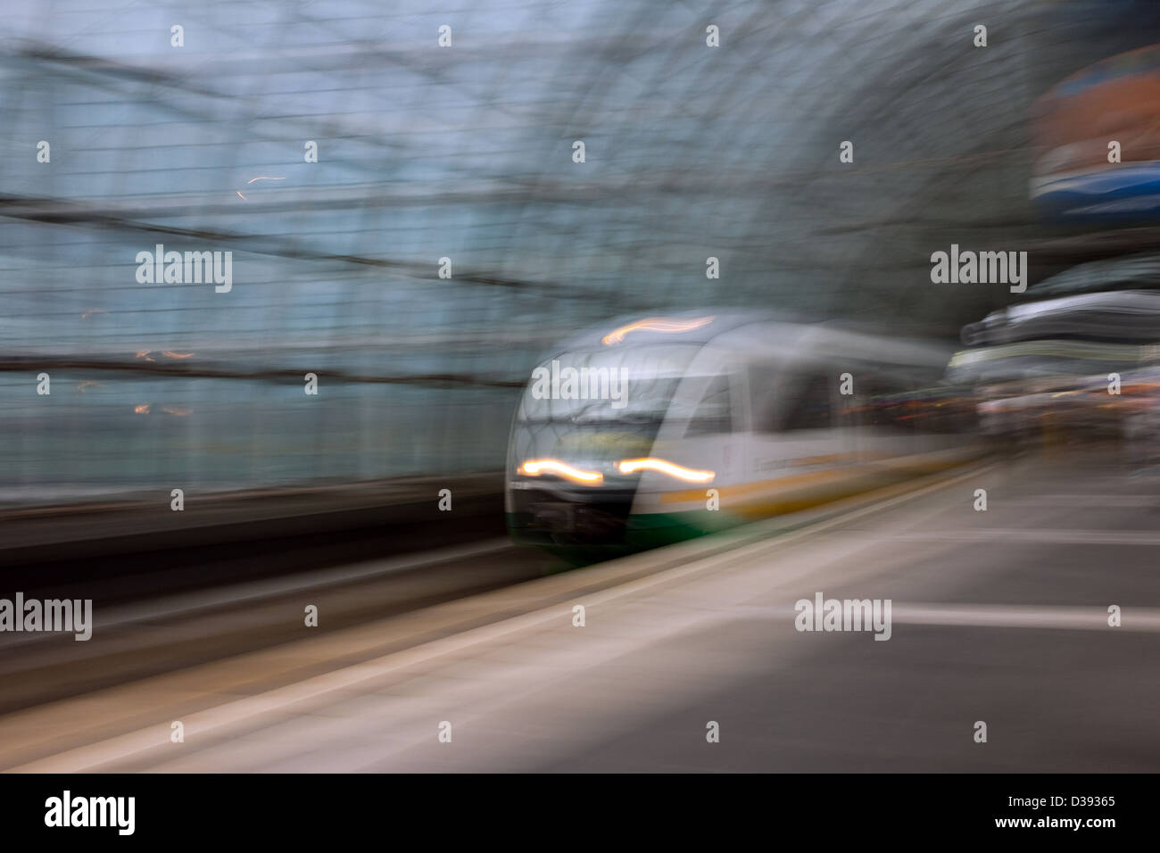 Berlin, Deutschland, Reisen mit dem Schnellzug auf dem Berliner Hauptbahnhof Stockfoto