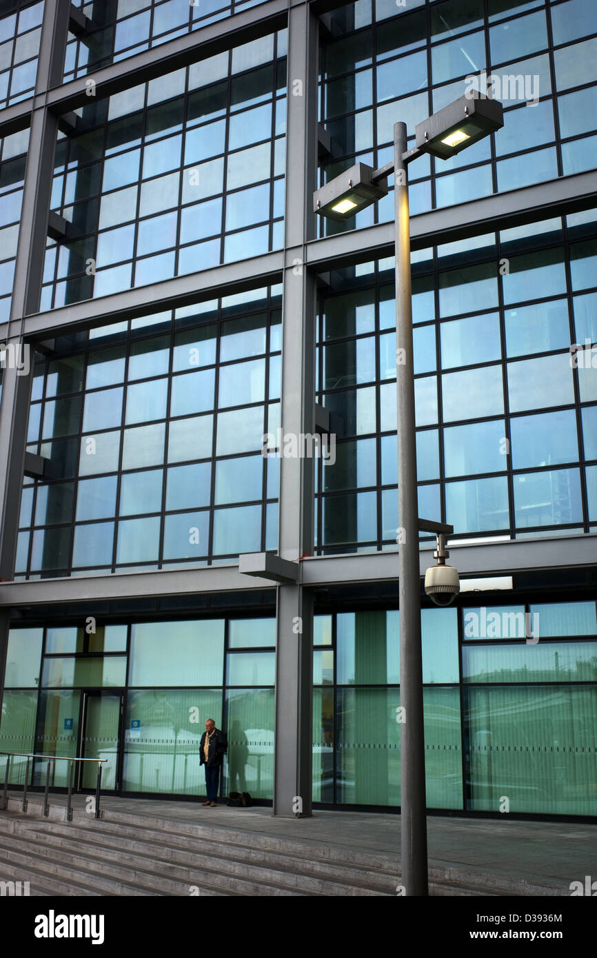 Berlin, Deutschland, Exterieur Licht und Überwachung Kamera mit dem Hauptbahnhof Stockfoto