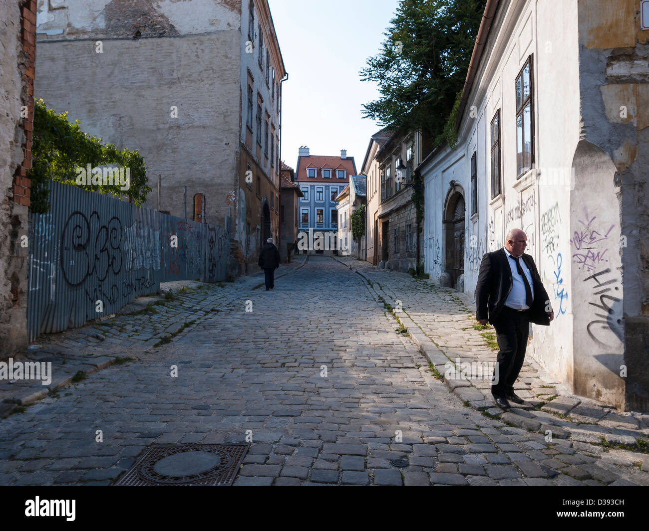 Vernachlässigte alte Straße in Bratislava Stockfoto