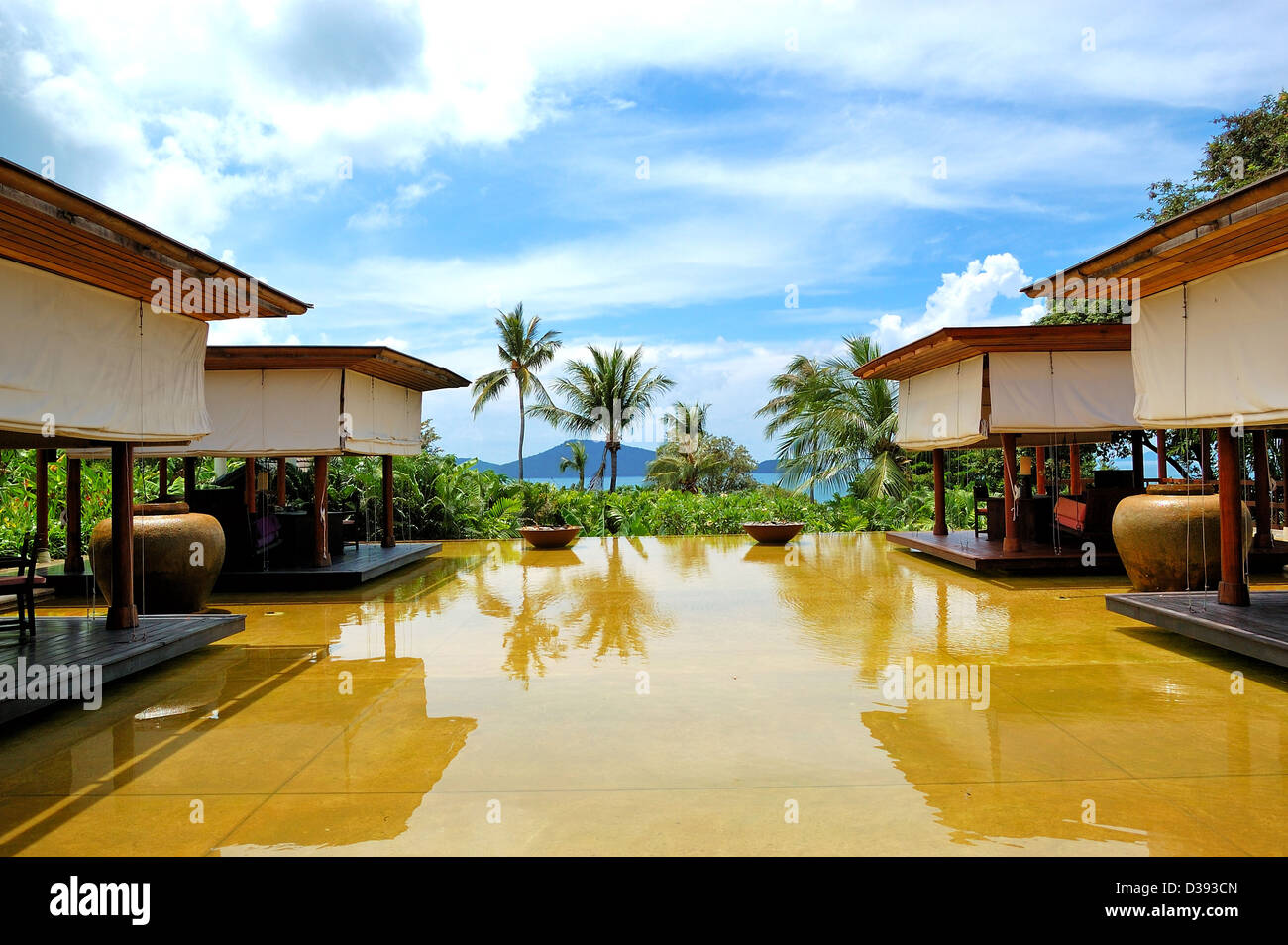 Lounge-Ansicht Poolbereich im Luxushotel, Phuket, Thailand Stockfoto