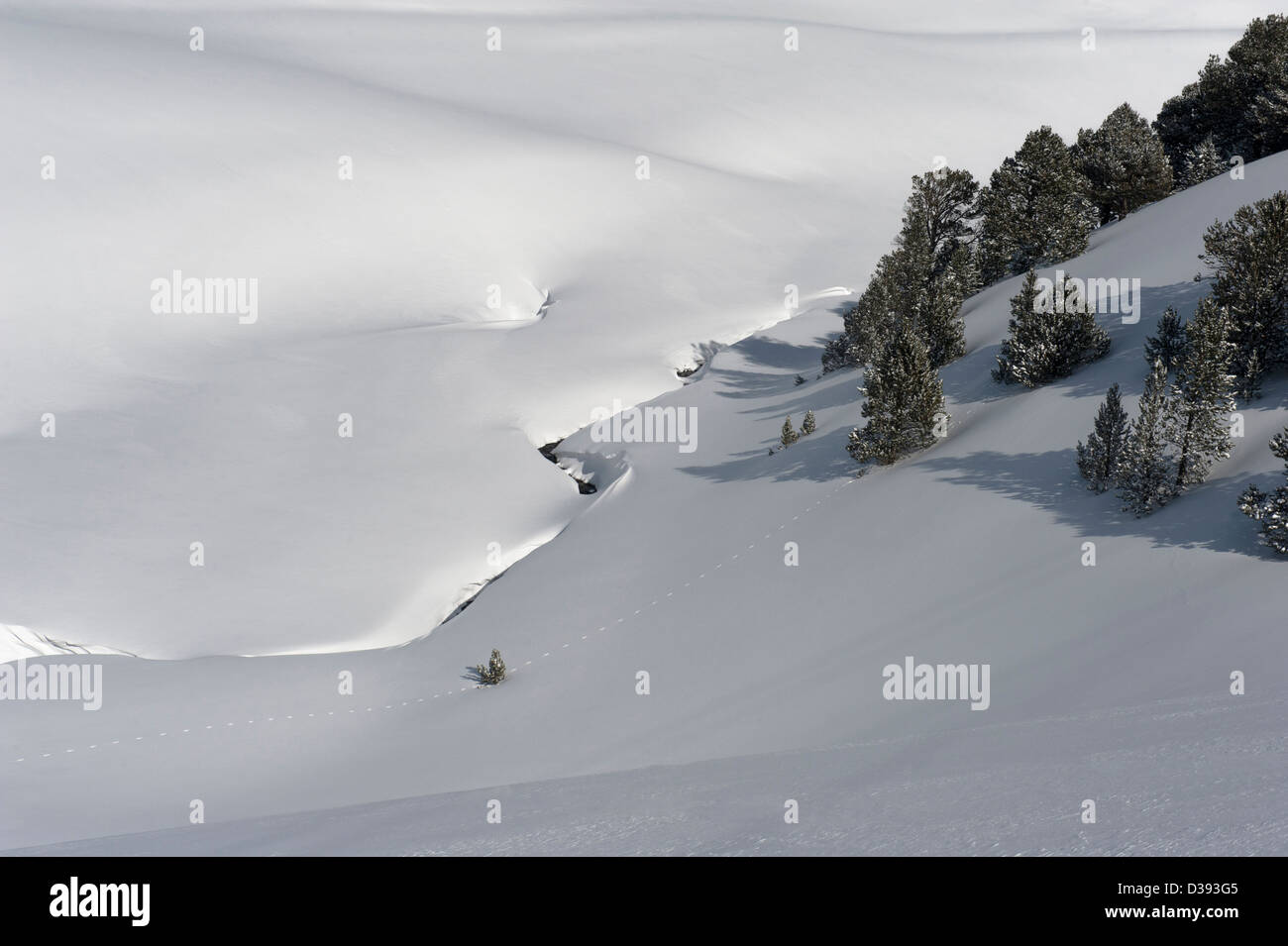 Kleiner Bach läuft durch ein Schneefeld bei Saint-Lary, Skifahren in der hohen Pyrenäen, Südfrankreich Stockfoto