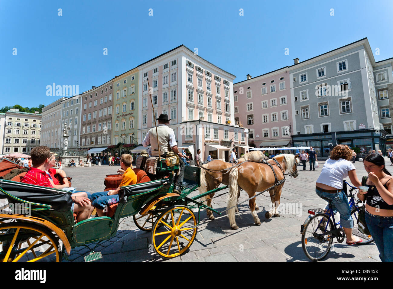 Österreich, Salzburg, einem Sightseeing Fiaker (traditionellen Pferdegespannen gemietet Buggy) durchqueren Alter Markt in der Altstadt, Altstadt Stockfoto