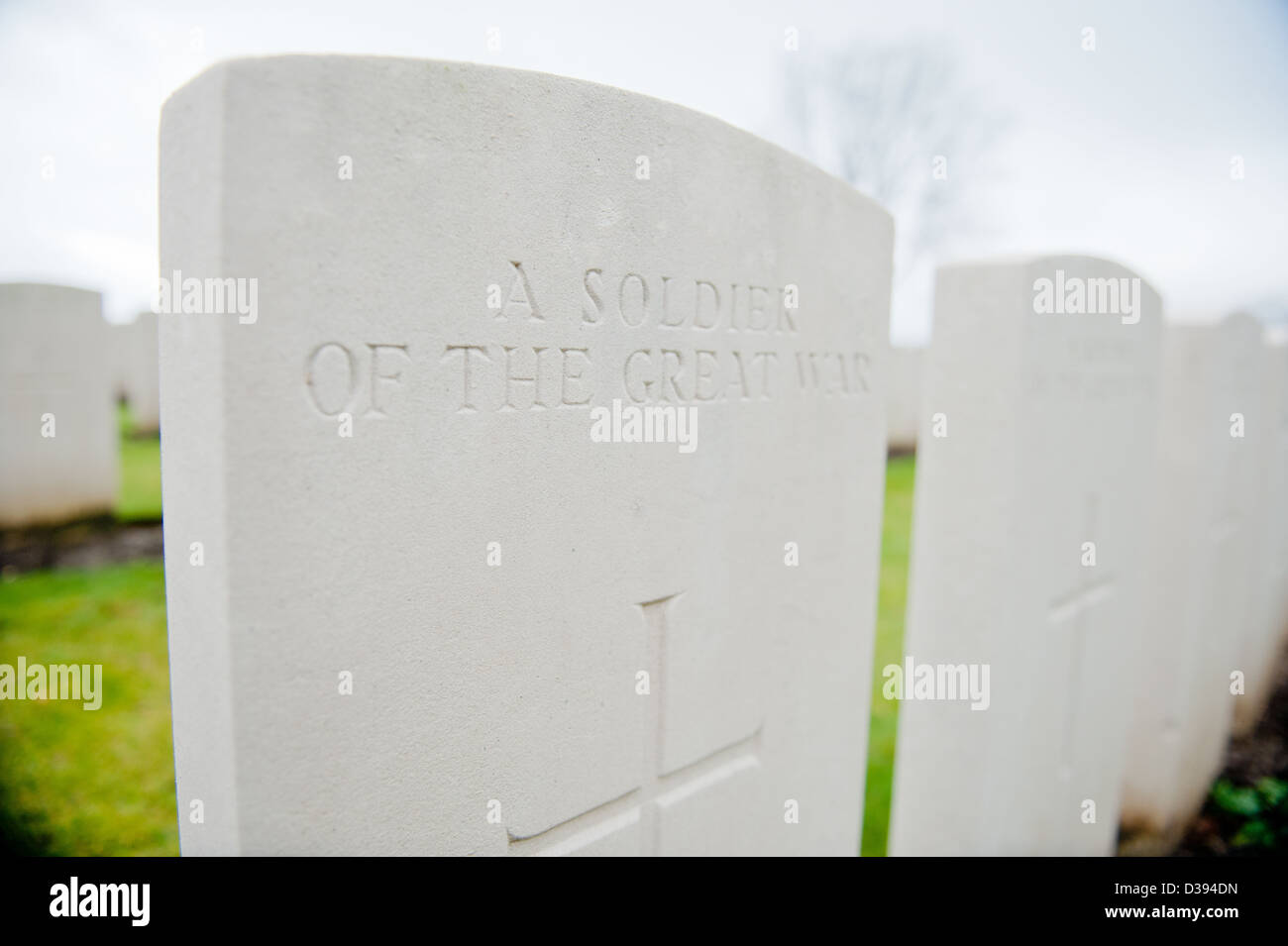 Grabsteine, "Soldaten des großen Krieges" auf dem Heiligtum Wood Military Cemetery in der Nähe von Ypern in Belgien. Stockfoto