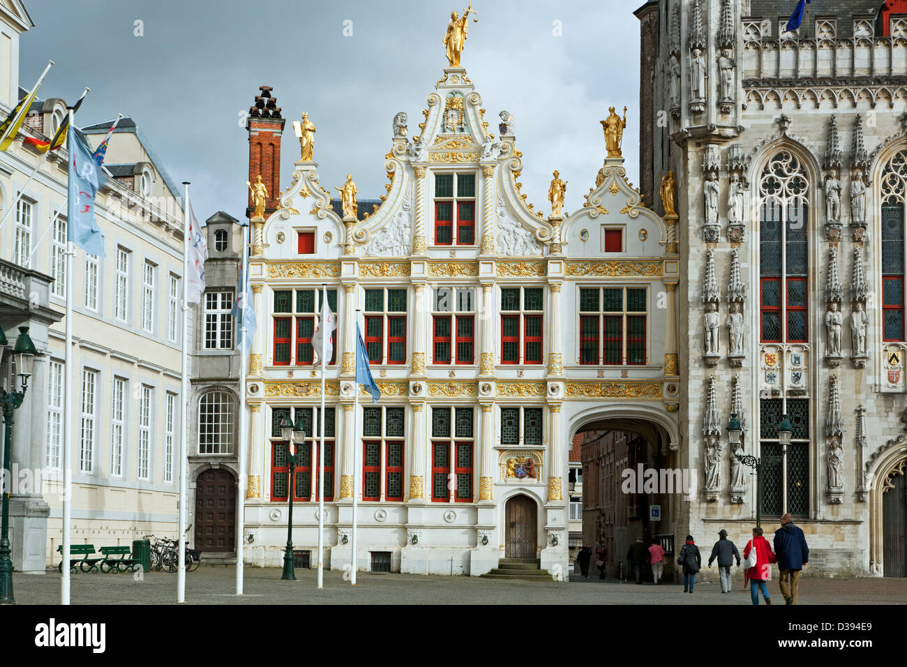 Renaissance-Gebäude und Menschen, Burgplatz, Brügge, Belgien Stockfoto
