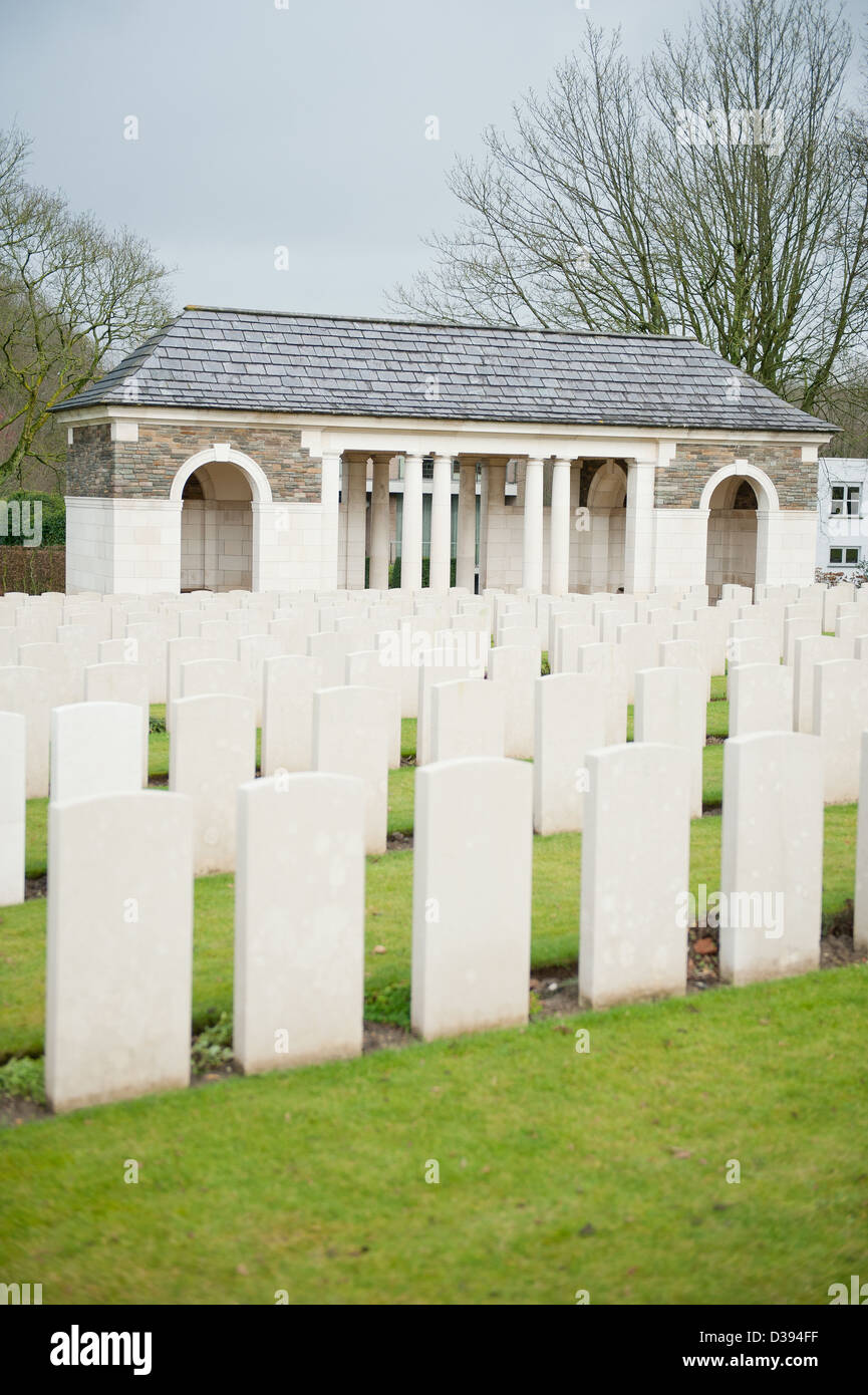 Grabsteine und Eingang auf dem Heiligtum Wood Military Cemetery in der Nähe von Ypern in Belgien. Stockfoto