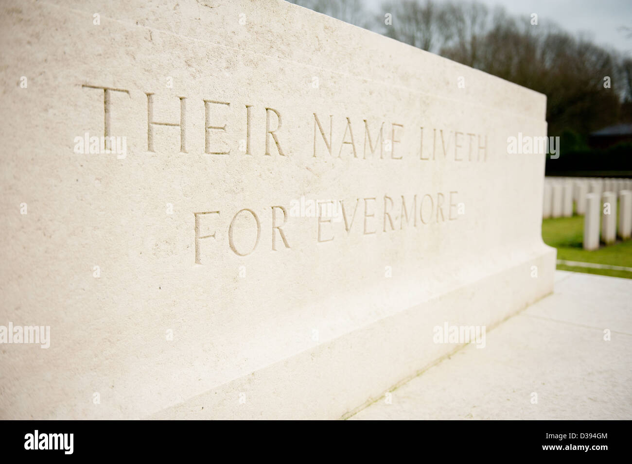 Der Stein der Erinnerung auf dem Heiligtum Wood Military Cemetery in der Nähe von Ypern in Belgien. Stockfoto