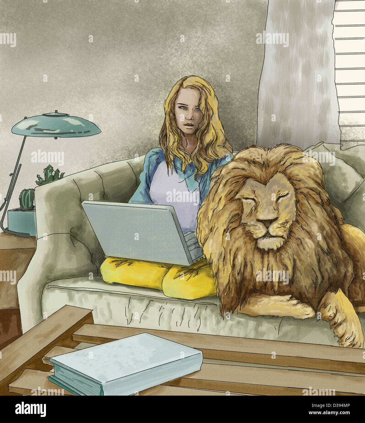 Anschauliches Bild der Frau mit Laptop sitzen neben Löwe auf sofa Stockfoto
