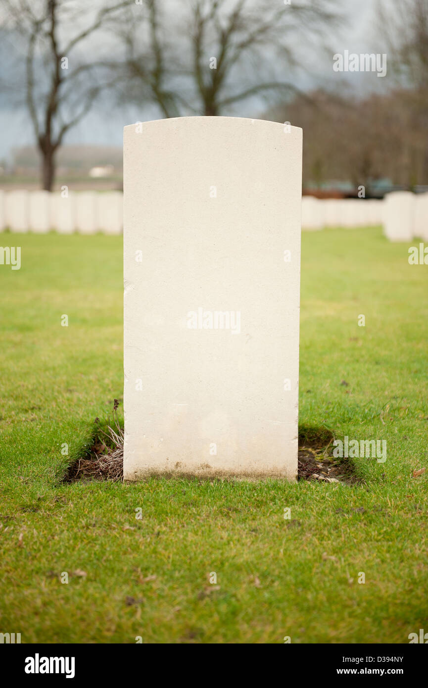 Leere Grabstein auf einem Commonwealth-Militär-Friedhof in Belgien. Stockfoto