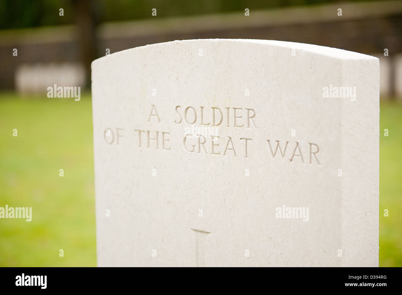 Grabstein auf einem Commonwealth-Militär-Friedhof in Belgien "Einem Soldaten des großen Krieges". Stockfoto