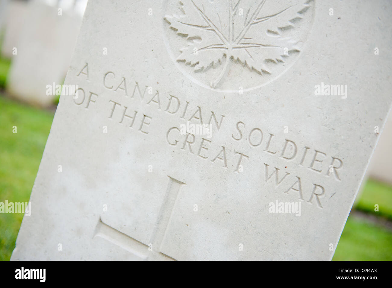 Seitlicher Blick auf ein Commonwealth Krieg Grab eines unbekannten kanadischen Soldaten des großen Krieges. Soldatenfriedhof bei Ypern in Belgien. Stockfoto