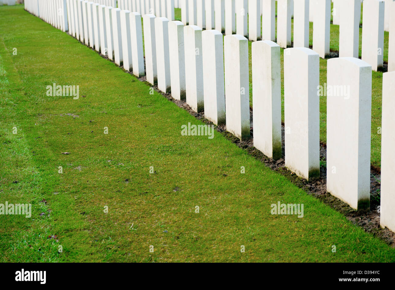 Leere Grabsteine auf einem Commonwealth-Militär-Friedhof in Belgien. Stockfoto