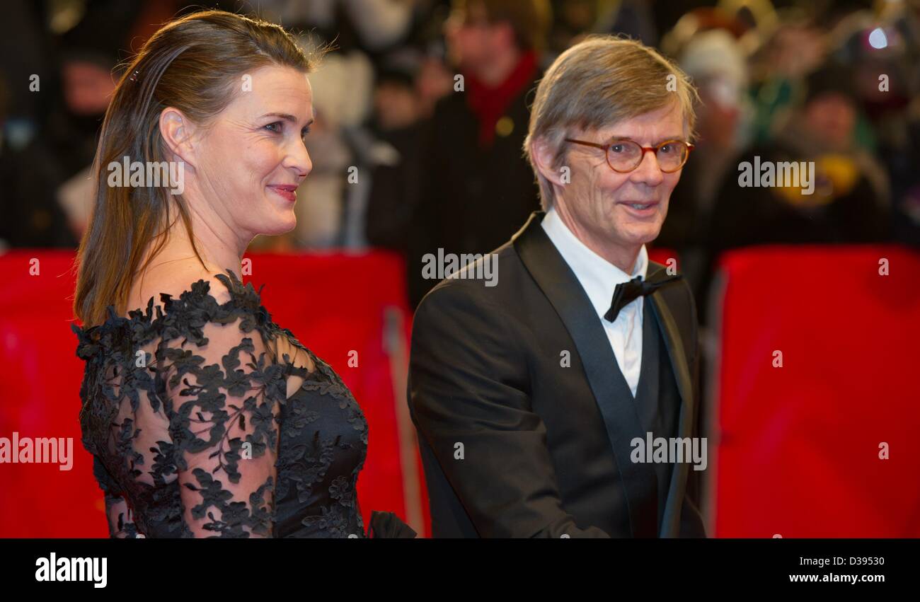 Dänische Regisseur Bille August und seine Frau Pernilla August ankommen für die Premiere des Films "Nachtzug nach Lissabon" während der 63. jährlichen internationalen Filmfestspiele Berlin, in Berlin, Deutschland, 13. Februar 2013. Der Film wird im Wettbewerb außer Konkurrenz auf der Berlinale vorgestellt. Foto: Sven Hoppe/dpa Stockfoto