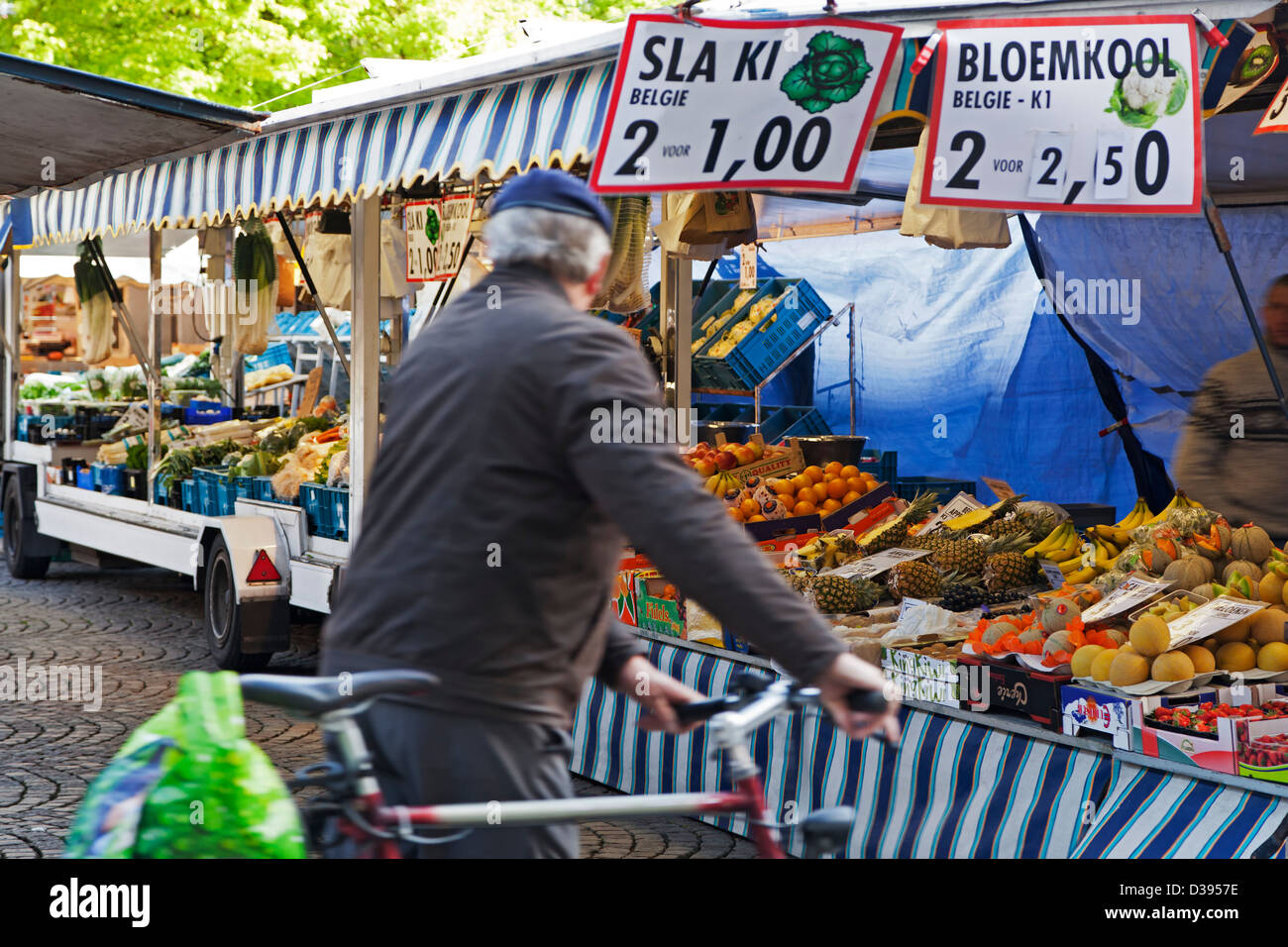 Mann mit Fahrrad und produzieren Display, Bauernmarkt, Brügge, Belgien Stockfoto