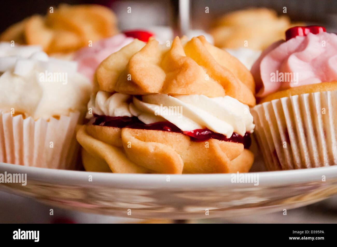 Wiener Strudel, eingebettet zwischen Mini Tasse Kuchen auf eine Kuchenplatte Stockfoto