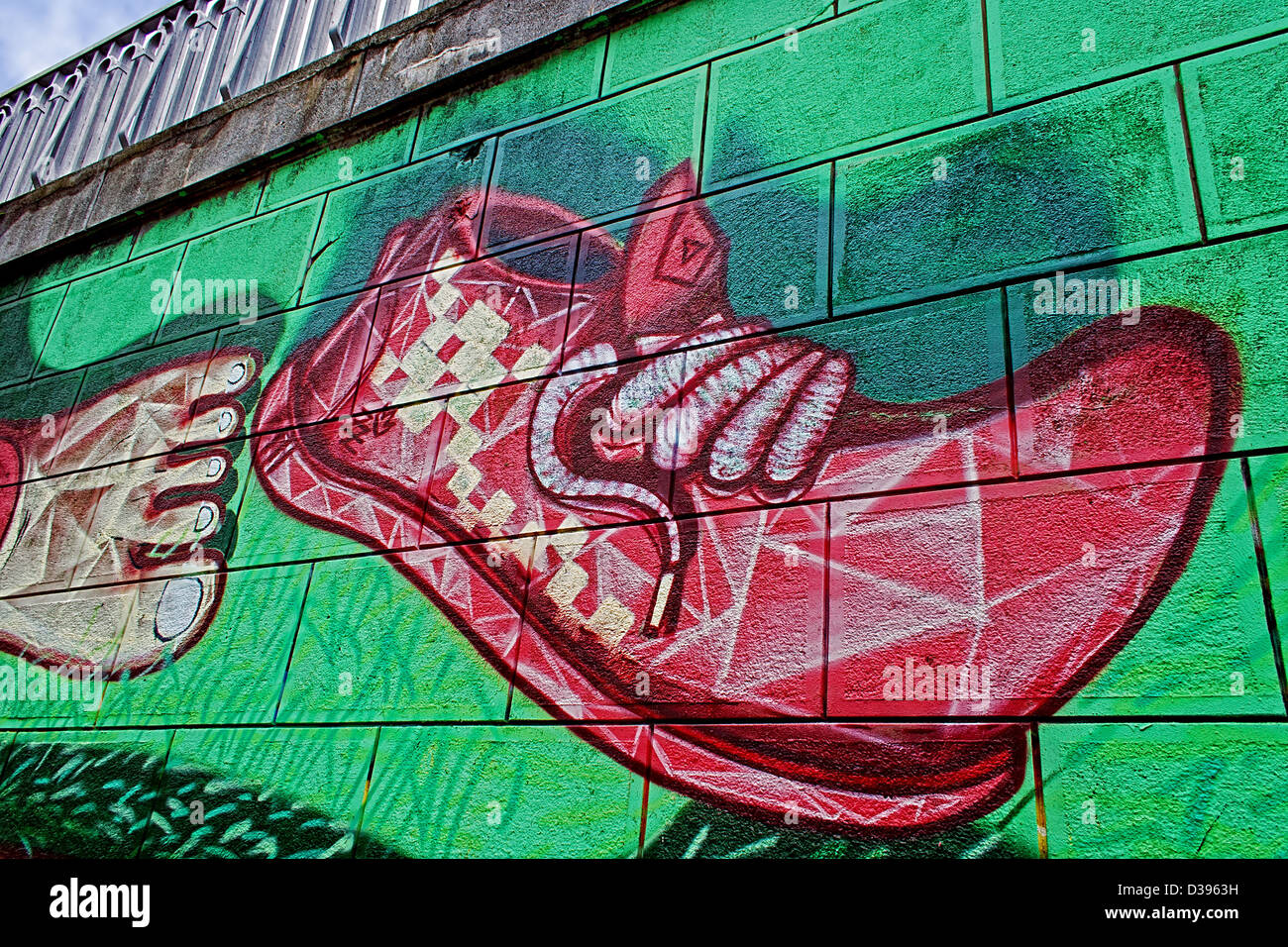 Suggestive Graffiti auf einer Straße Wand zeichnen. Stockfoto
