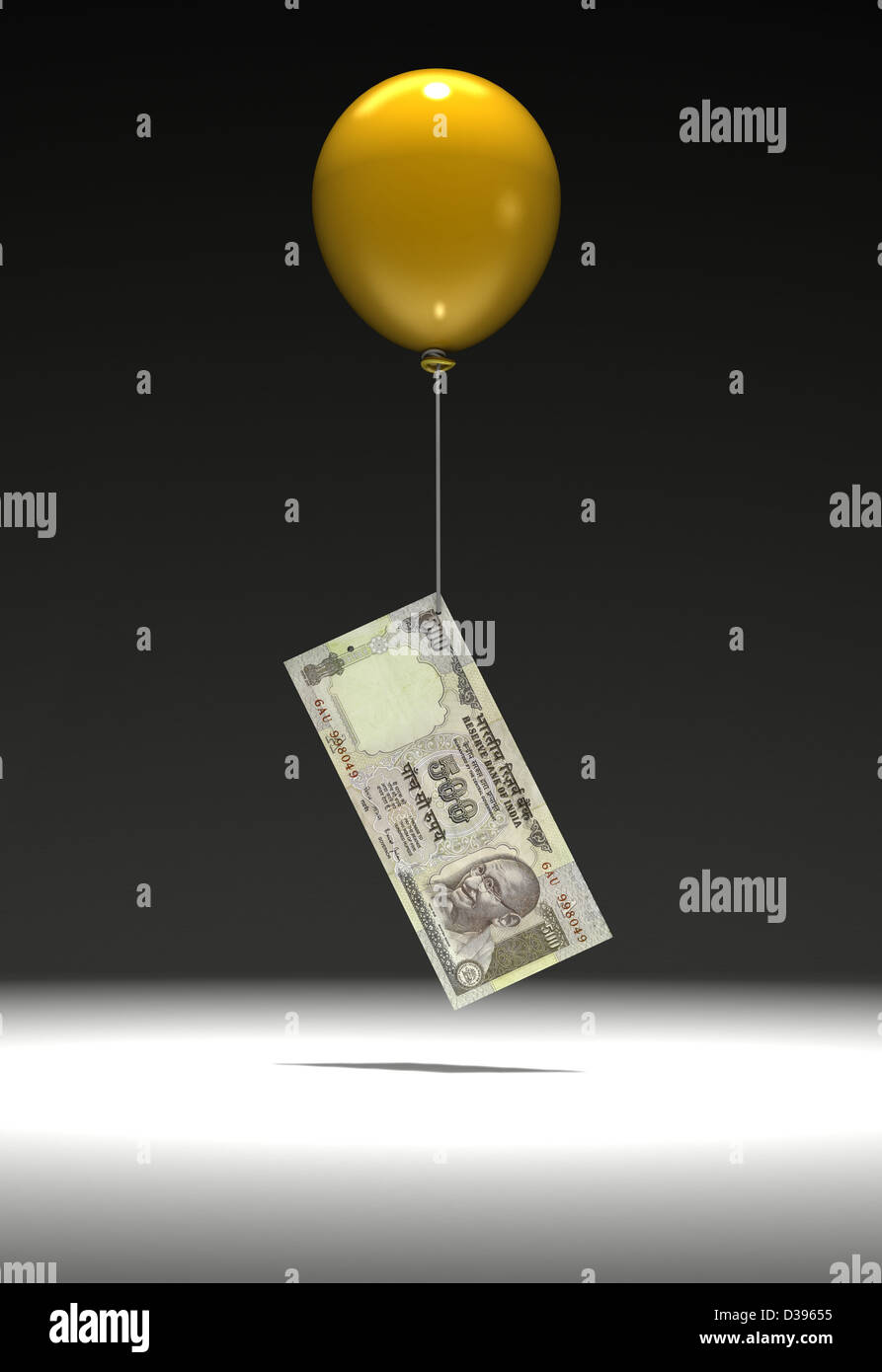 Fünfhundert indischen Rupie Hinweis aufgehoben wird, mit einem Ballon Stockfoto
