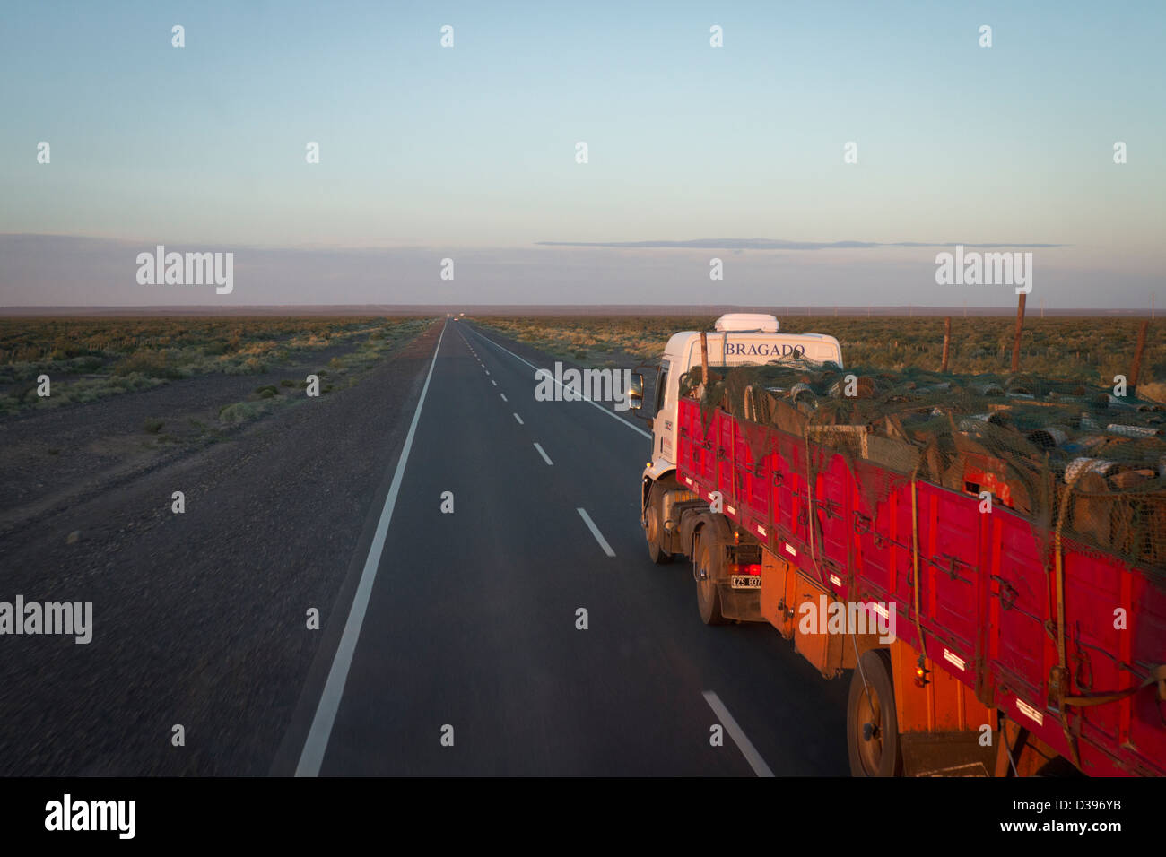 Ein LKW, überqueren die Pampa bei Sonnenuntergang, Argentinien Stockfoto