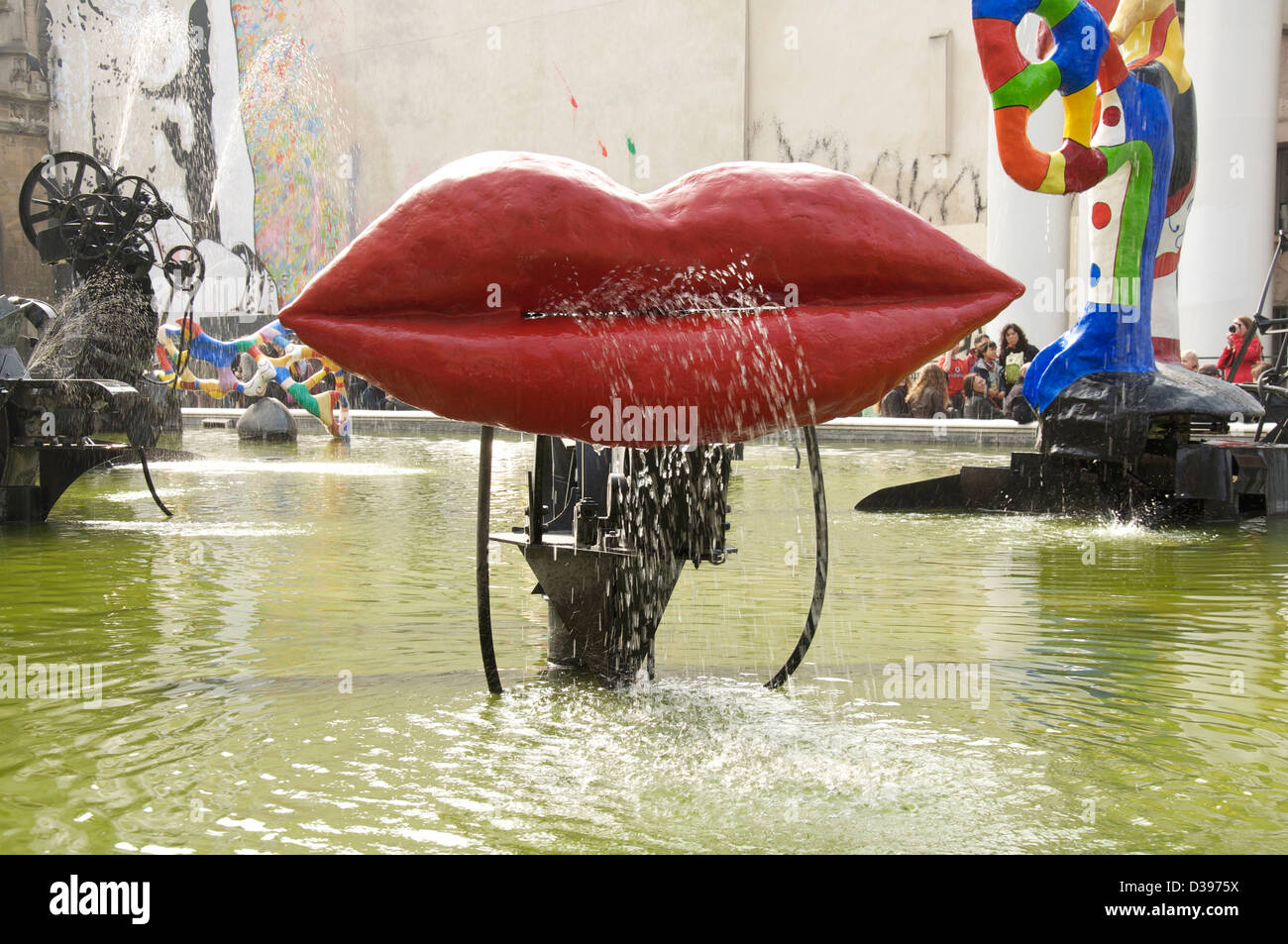 Dieser riesige rote Lippen genannt L'Amour von Künstlern wie Jean Tinguely und Niki de Saint Phalle, ist Bestandteil der Stravinsky-Brunnen in Paris, Frankreich. Stockfoto