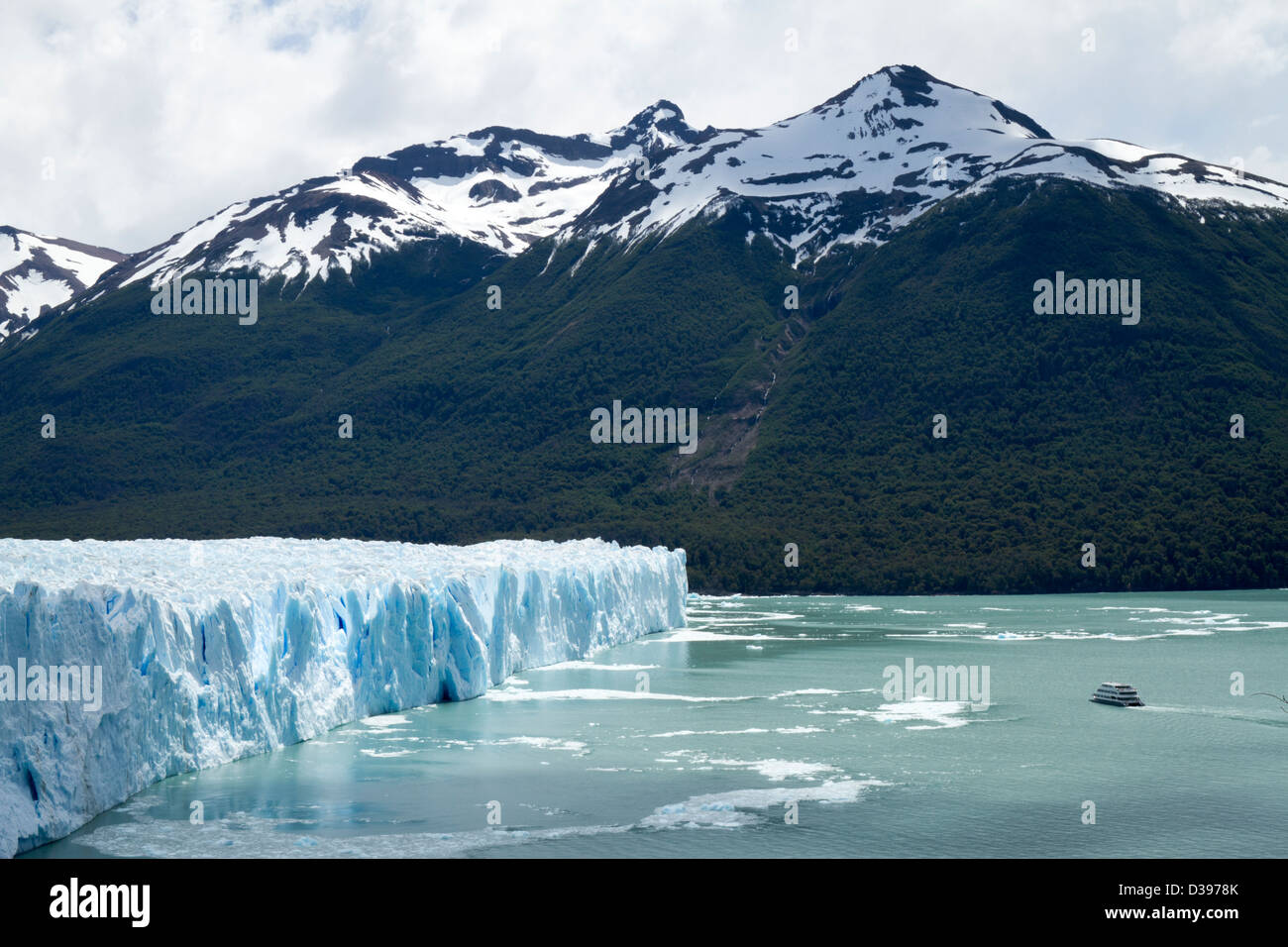 Ein Boot Kreuzfahrten vor der enormen Perito-Moreno-Gletscher Stockfoto