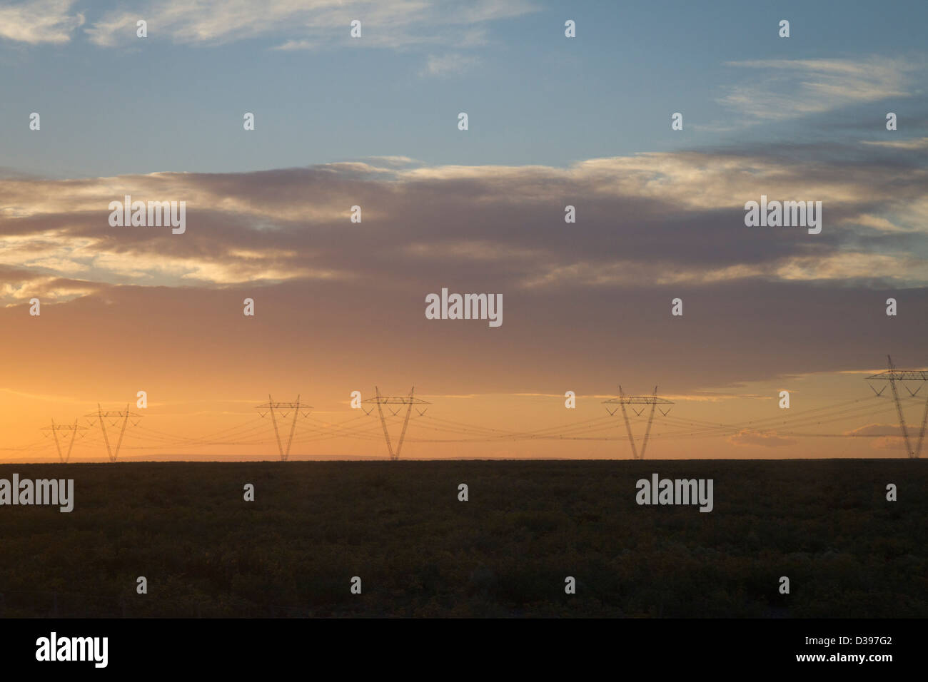 Die gedämpfte Sonne verblasst unter dem Horizont der argentinischen Pampa-region Stockfoto