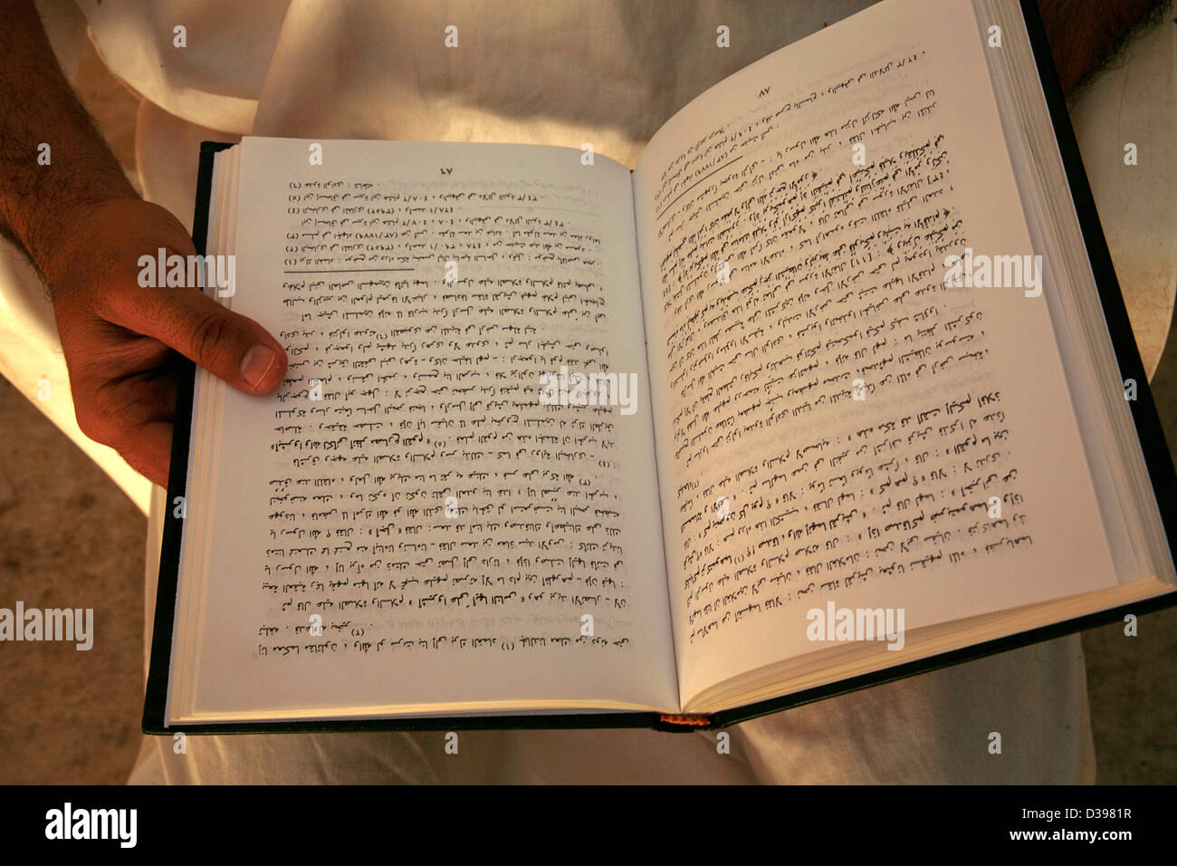 Vae Emirat von Abu Dabi lesen ein religiöses Buch in einem der vielen Moscheen der Hilli Oase in Al Ain Stockfoto