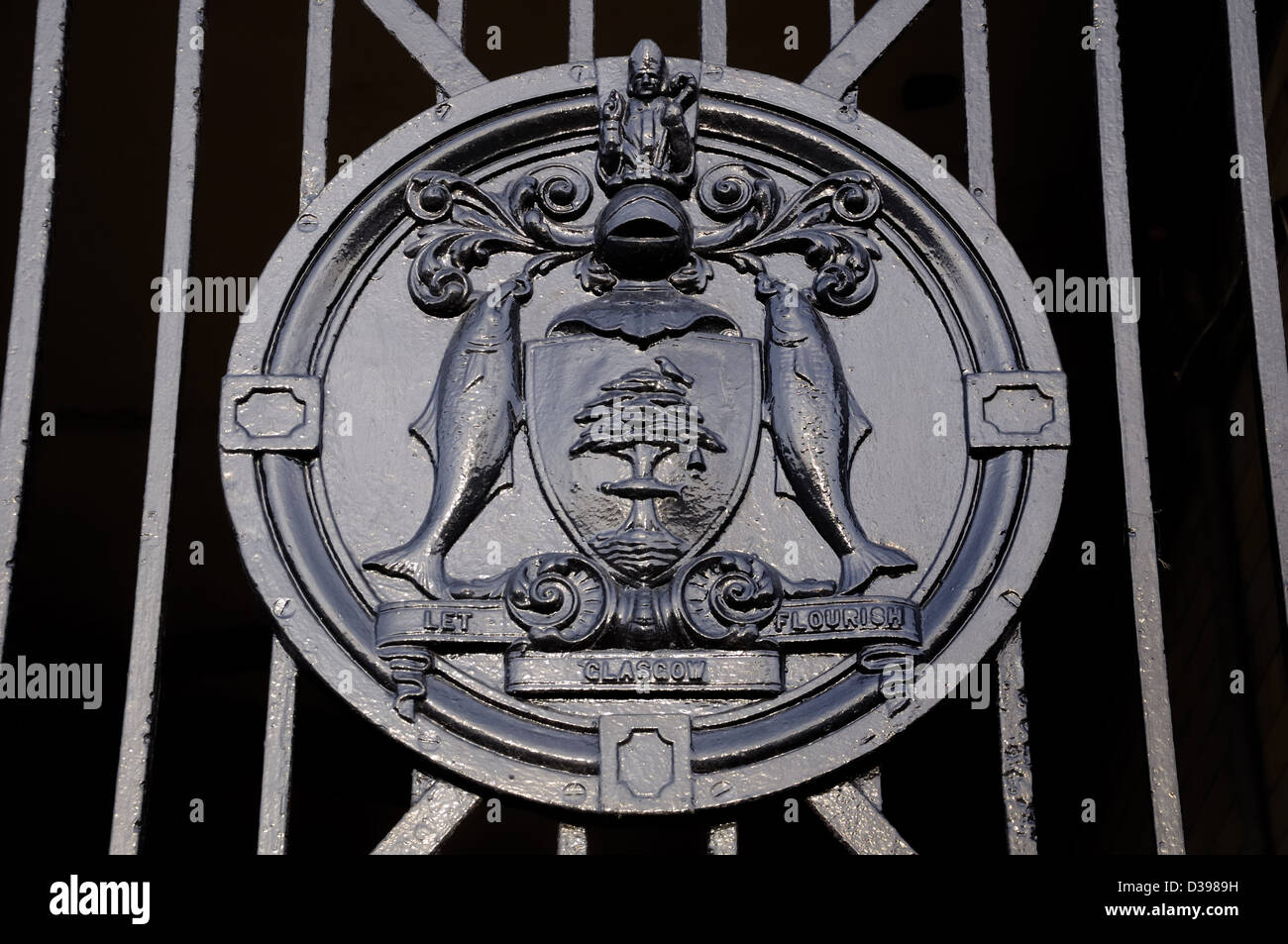 Schmiedeeisernes Tor mit Glasgows dekorative Emblem auf ein Eisen-Disc. Stockfoto