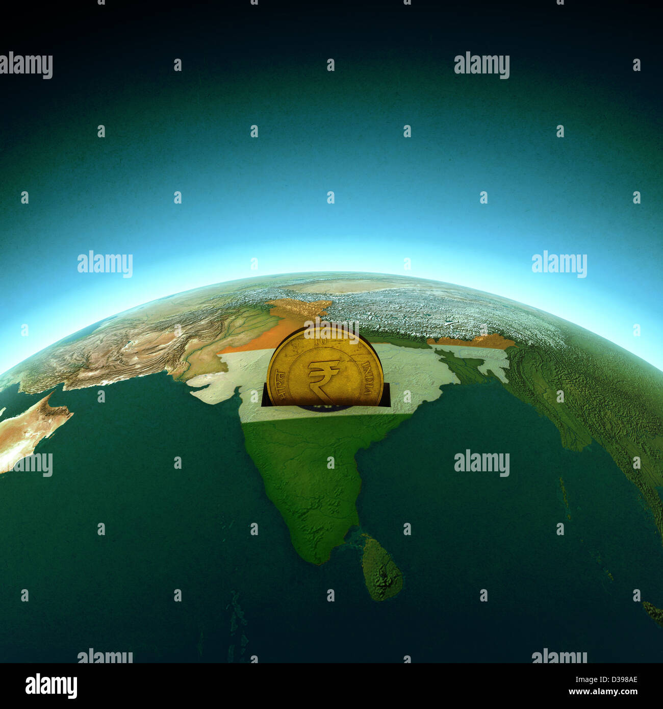 Goldene Rupie-Münze auf Globus erleuchtenden Indien die Investition Stockfoto