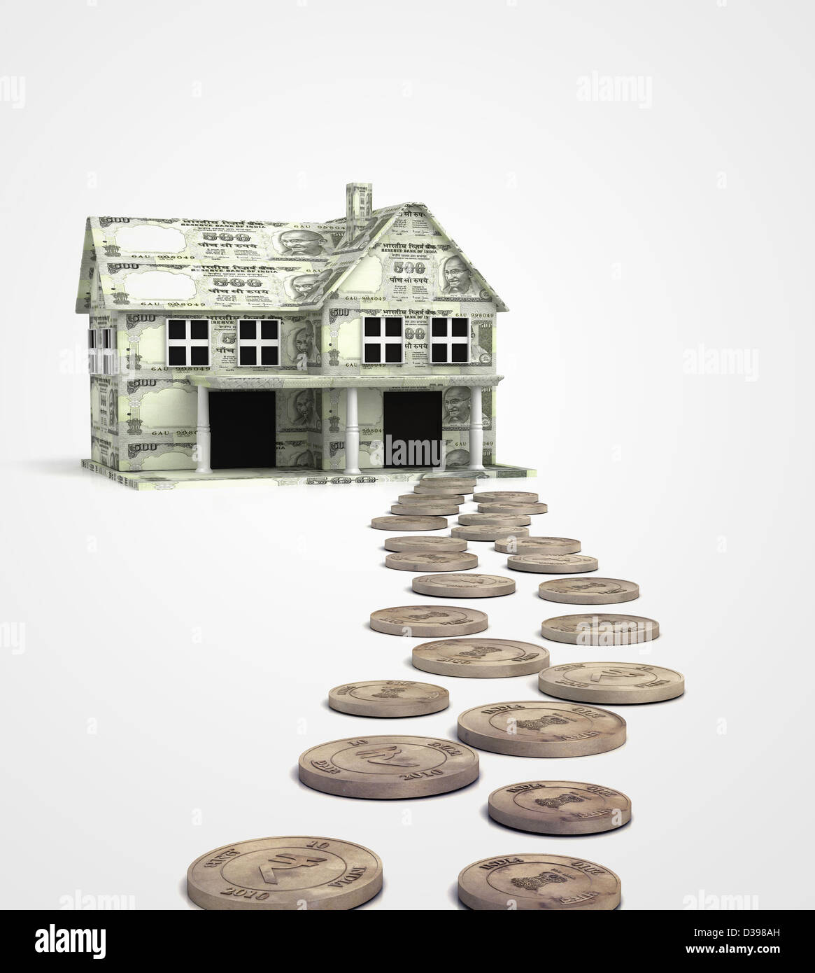 Münzen, die den Weg Richtung Währung Papierhaus isoliert auf weißem Hintergrund, Wohnungsbaudarlehen darstellt Stockfoto