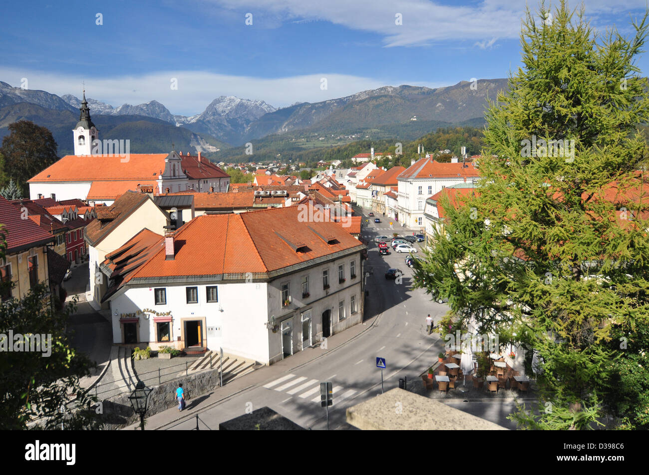 Blick über Kamnik in Richtung Kamnik - Savinja Alpen Stockfoto