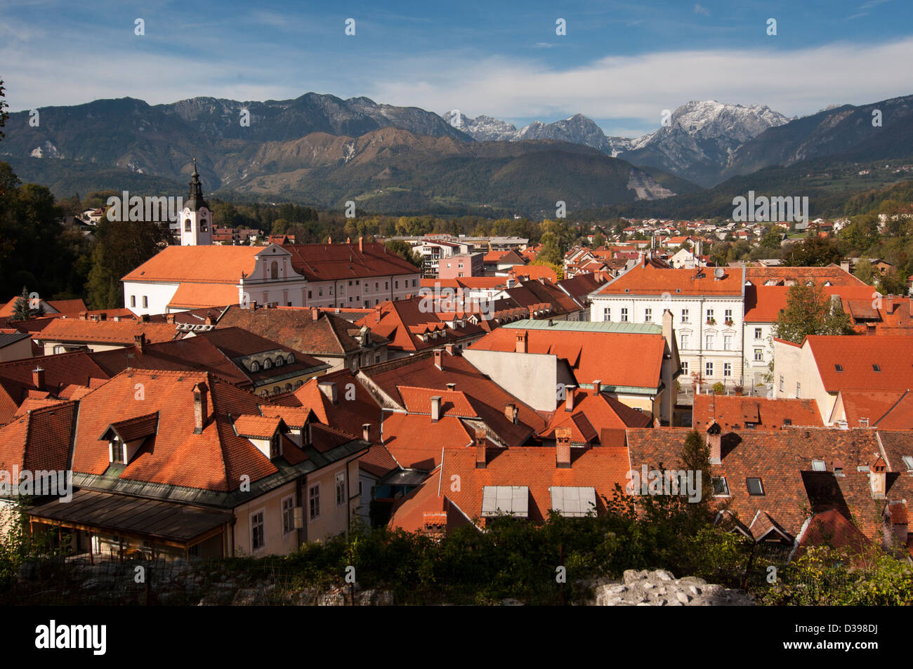 Blick über Kamnik in Richtung Kamnik - Savinja Alpen Stockfoto