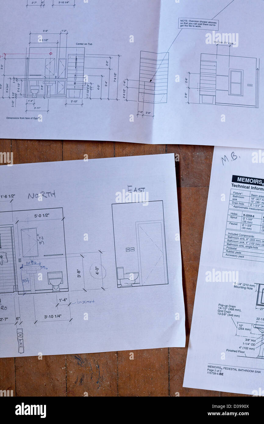 Pläne für den Innenraum eines Hauses sind auf dem Boden während der Reha einer abgeschotteten Wohnung verlegt. Stockfoto