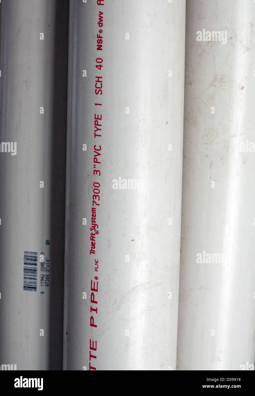 PVC-Rohre sind bei einem Reha-Projekt in ein ausgeschlossenes Haus bereit. Stockfoto