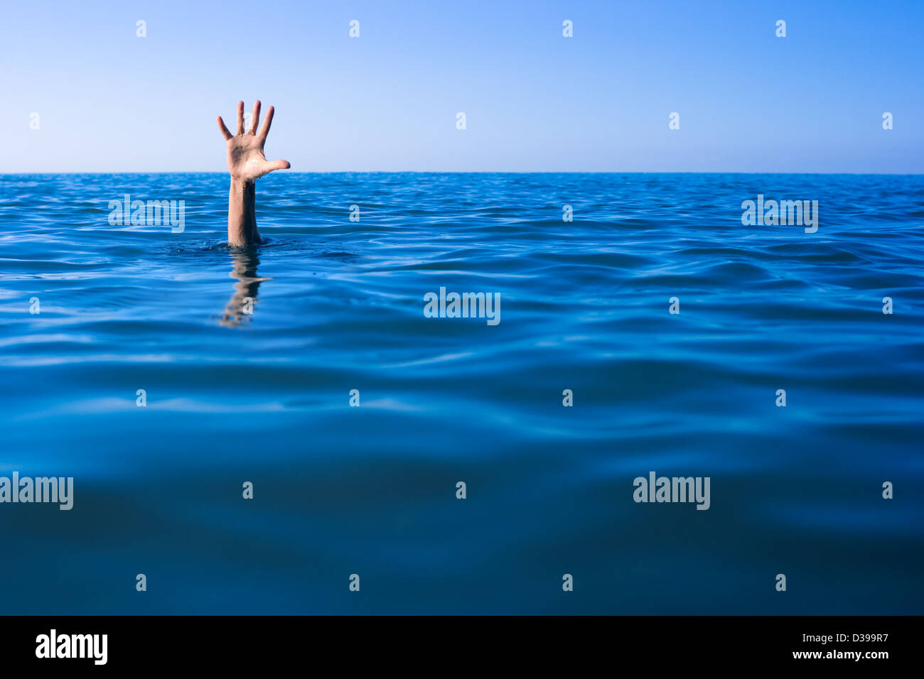 Hilfe benötigt. Ertrinkenden Mannes Hand im Meer oder Ozean. Stockfoto