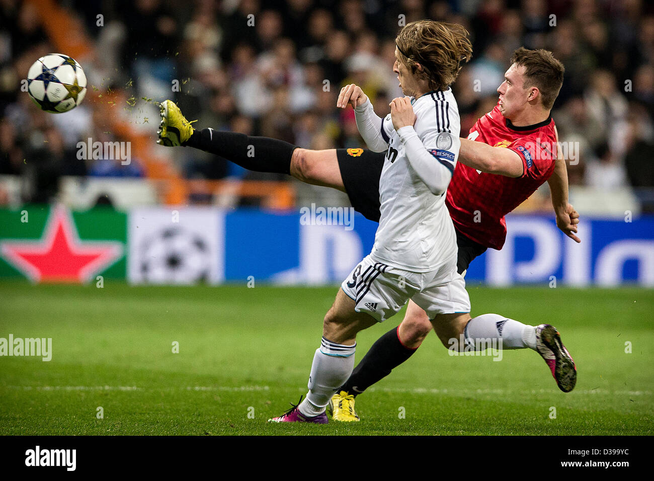 Madrid, Spanien. 13. Februar 2013.   Verteidiger Phil Jones von Manchester United (R) beseitigt den Ball im Beisein von Mittelfeldspieler Luka Modric von realen Madridduring die Champions-League-Spiel zwischen Real Madrid und Manchester United Saint Germain aus dem Mestalla-Stadion. Bildnachweis: Aktion Plus Sportbilder / Alamy Live News Stockfoto