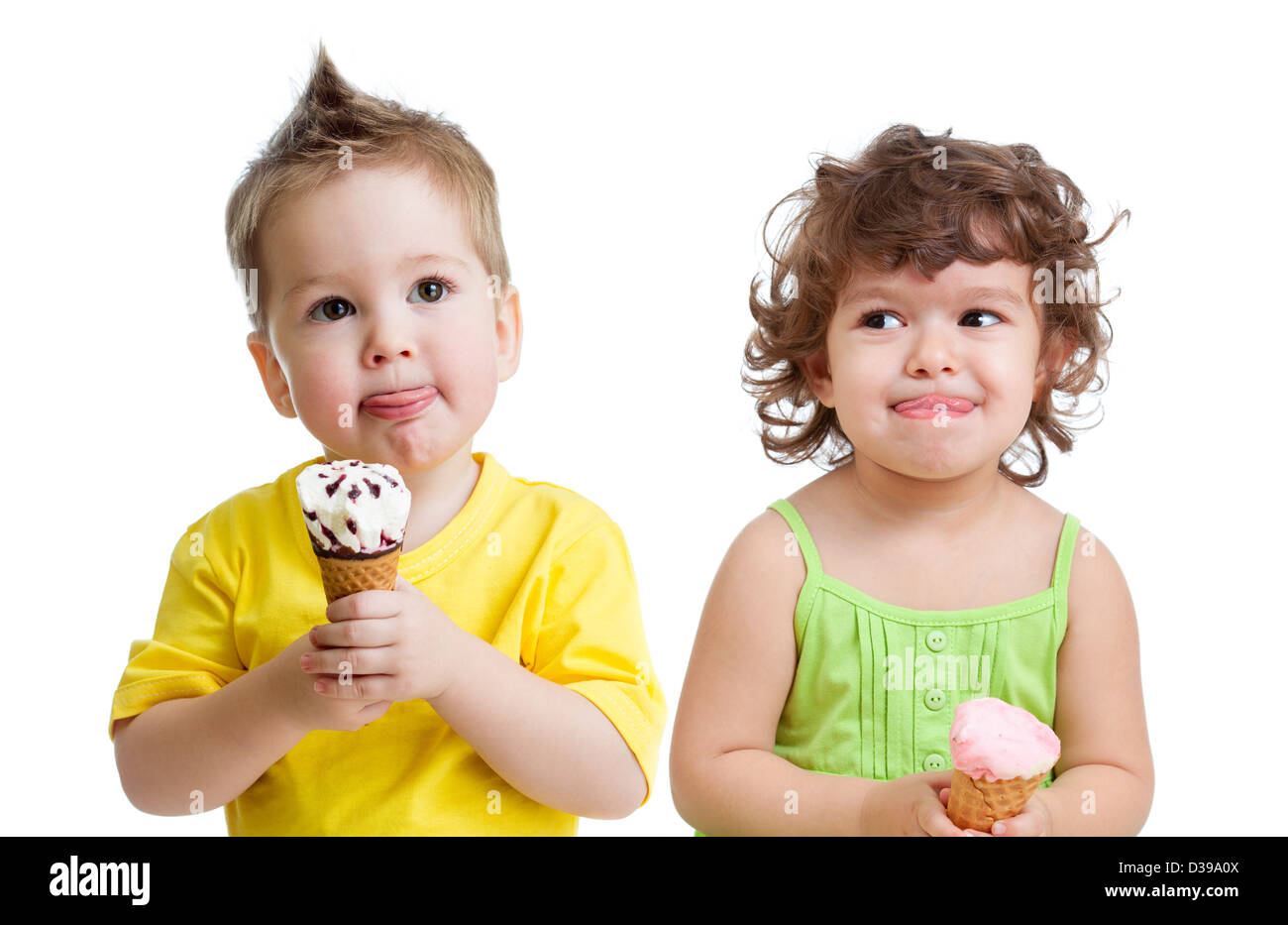 Kinder mit Kegel Eis isoliert auf weiss Stockfoto