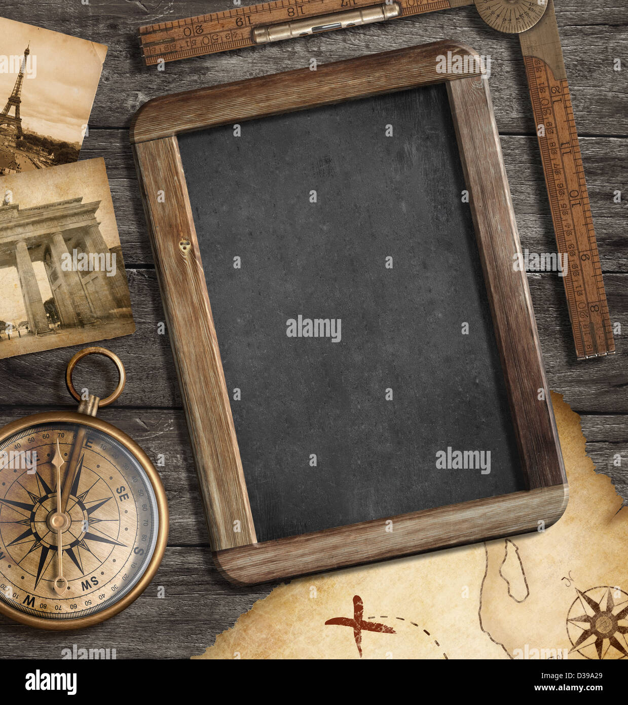 Vintage Schatzkarte, Tafel mit Exemplar, alte Kompass Stillleben. Abenteuer oder Entdeckung Konzept. Stockfoto
