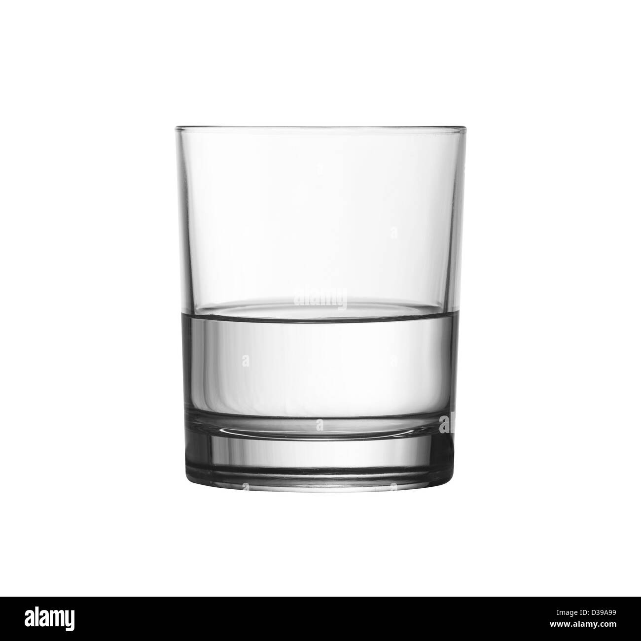 niedrige halb vollen Glas Wasser isoliert auf weiss mit Beschneidungspfad enthalten Stockfoto