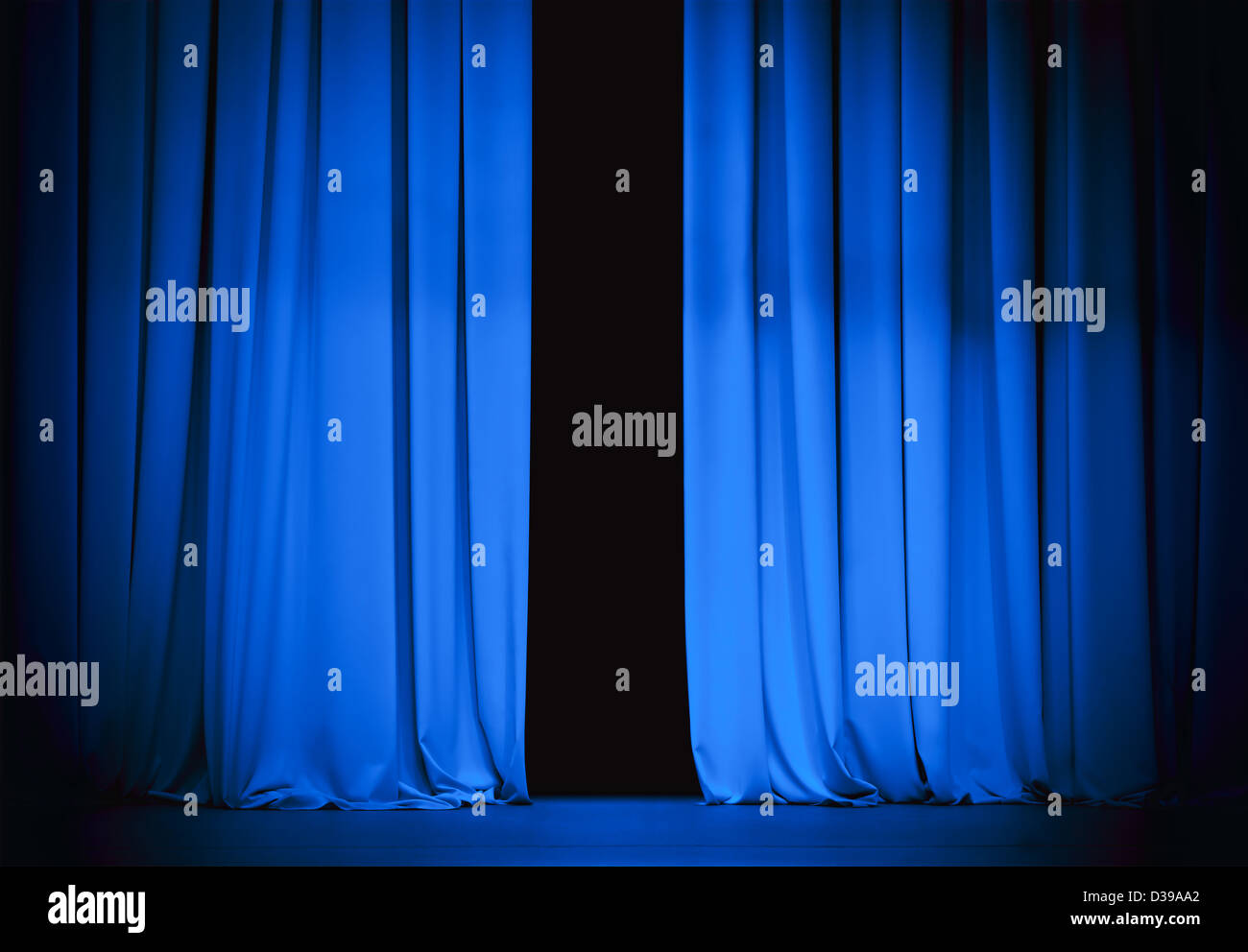 blauen Vorhang leicht geöffnet Stockfoto