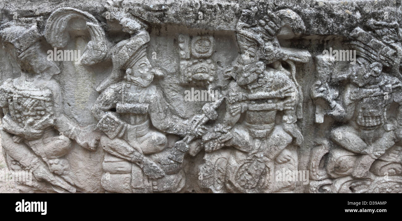 Eine detaillierte Ansicht der Maya-Schnitzereien auf einem Altar in den Ruinen von Tikal im heutigen Guatemala Stockfoto