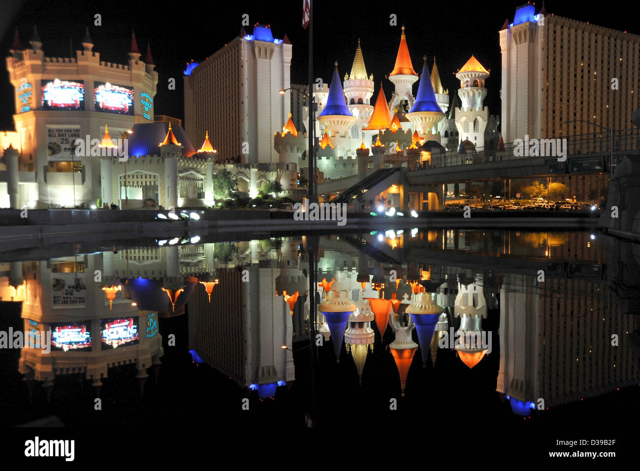 Excalibur, Las Vegas spiegeln in der Nacht Wasser Stockfoto