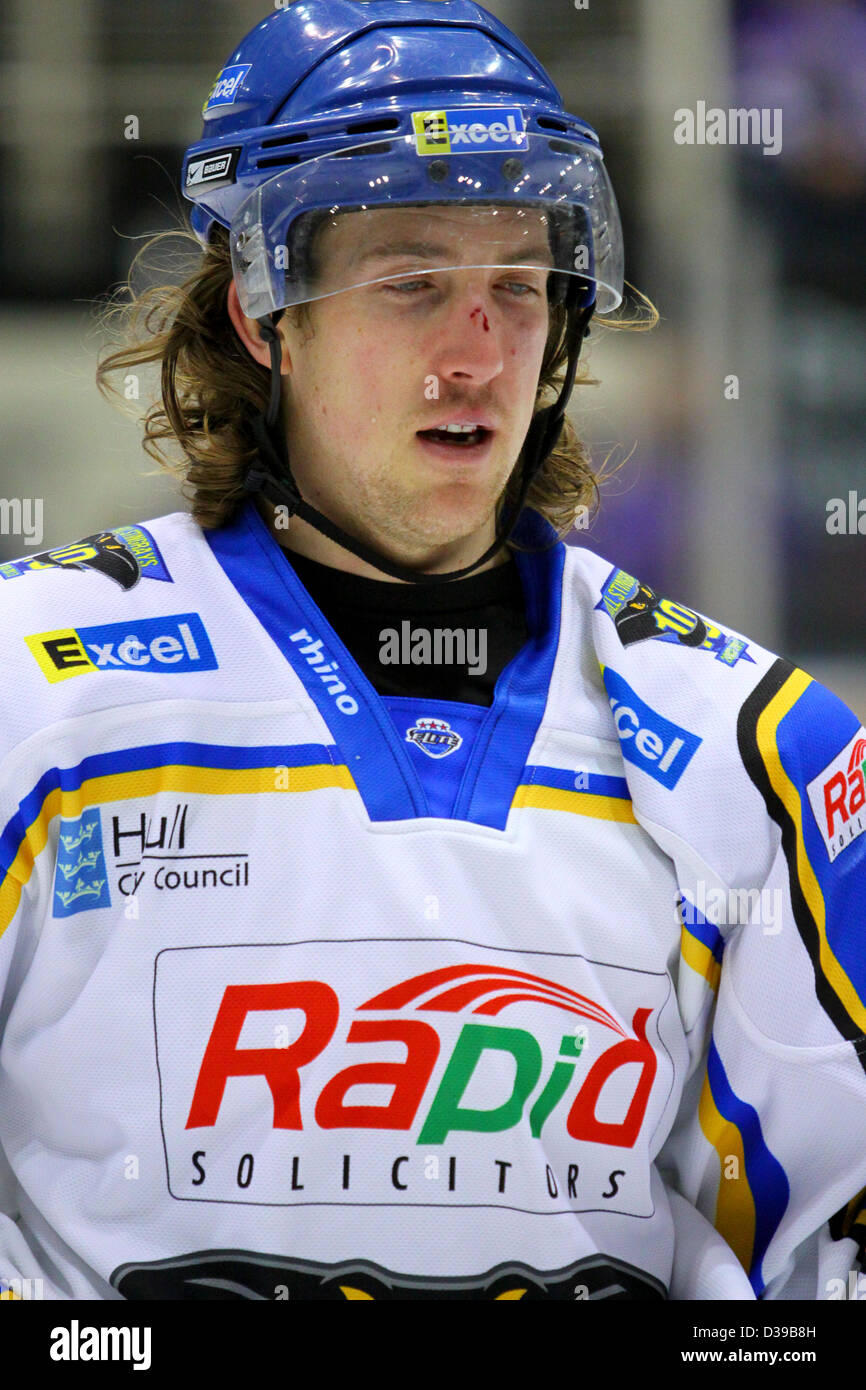 Glasgow, Schottland. 13. Februar 2013. Elite Ice Hockey League Braehead Clan V Hull Stingrays Braehead Arena.  Clan-Sieg 4-1. Stingray Jerome Tendler Sport eine Schlacht Narbe gegen Ende der ersten Periode. Bildnachweis: ALAN OLIVER / Alamy Live News Stockfoto