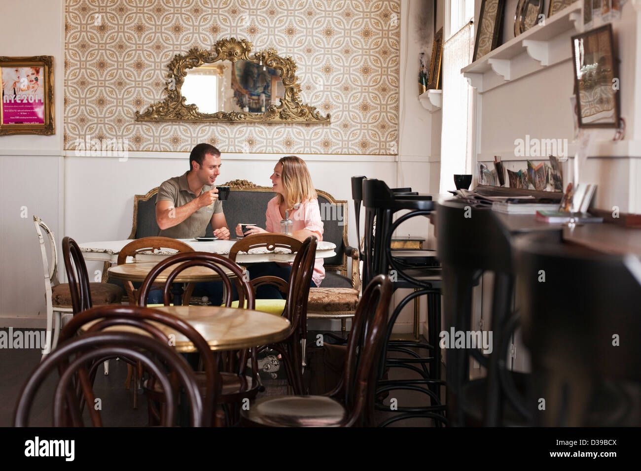 Paare, Kaffee am "Liberte am London" Kaffeehaus und Weinbar. Albany, Western Australia, Australien Stockfoto