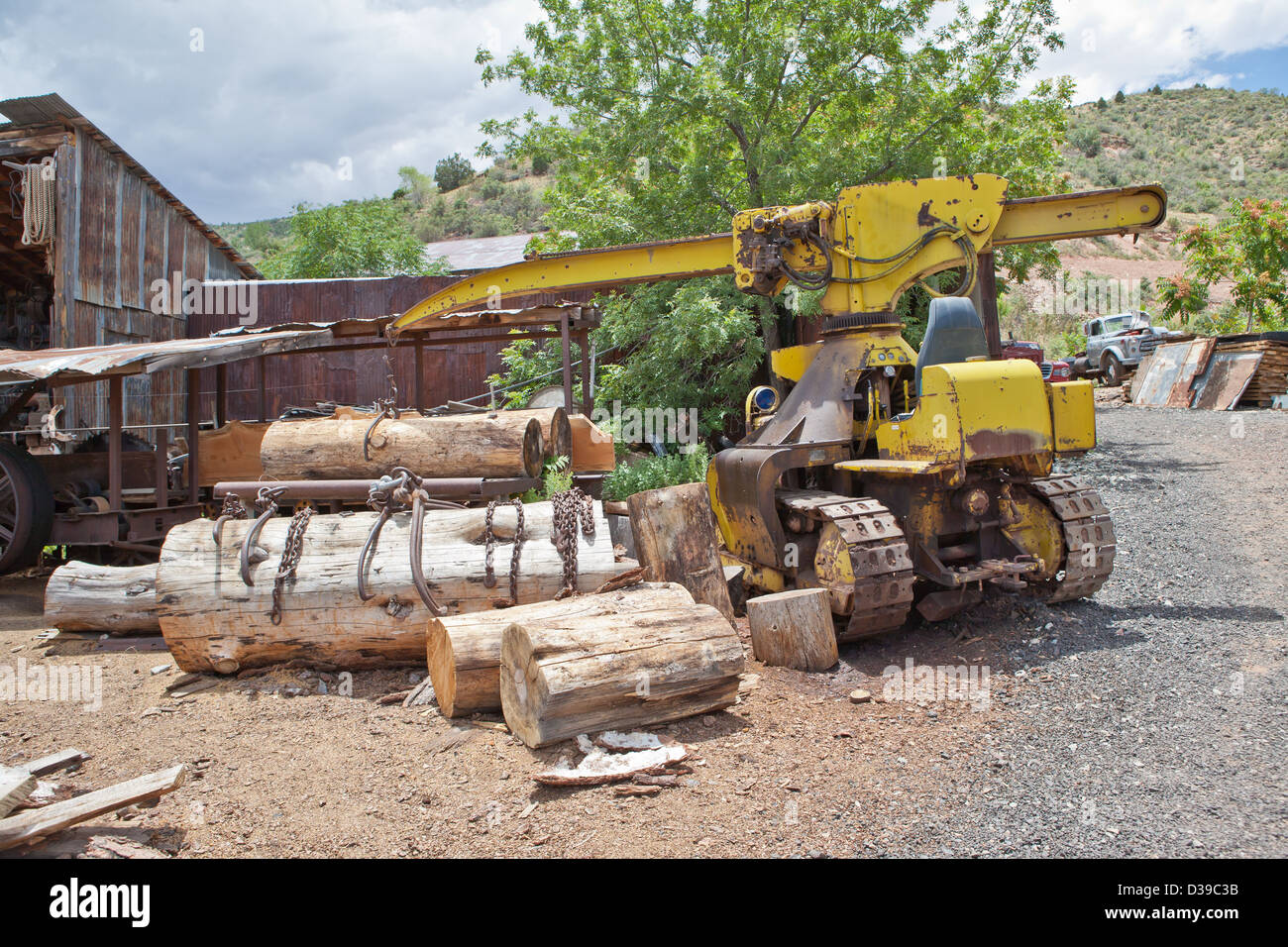 Eine alte rostige Kran, der in einem verlassenen Sägemühle geparkt war. Stockfoto