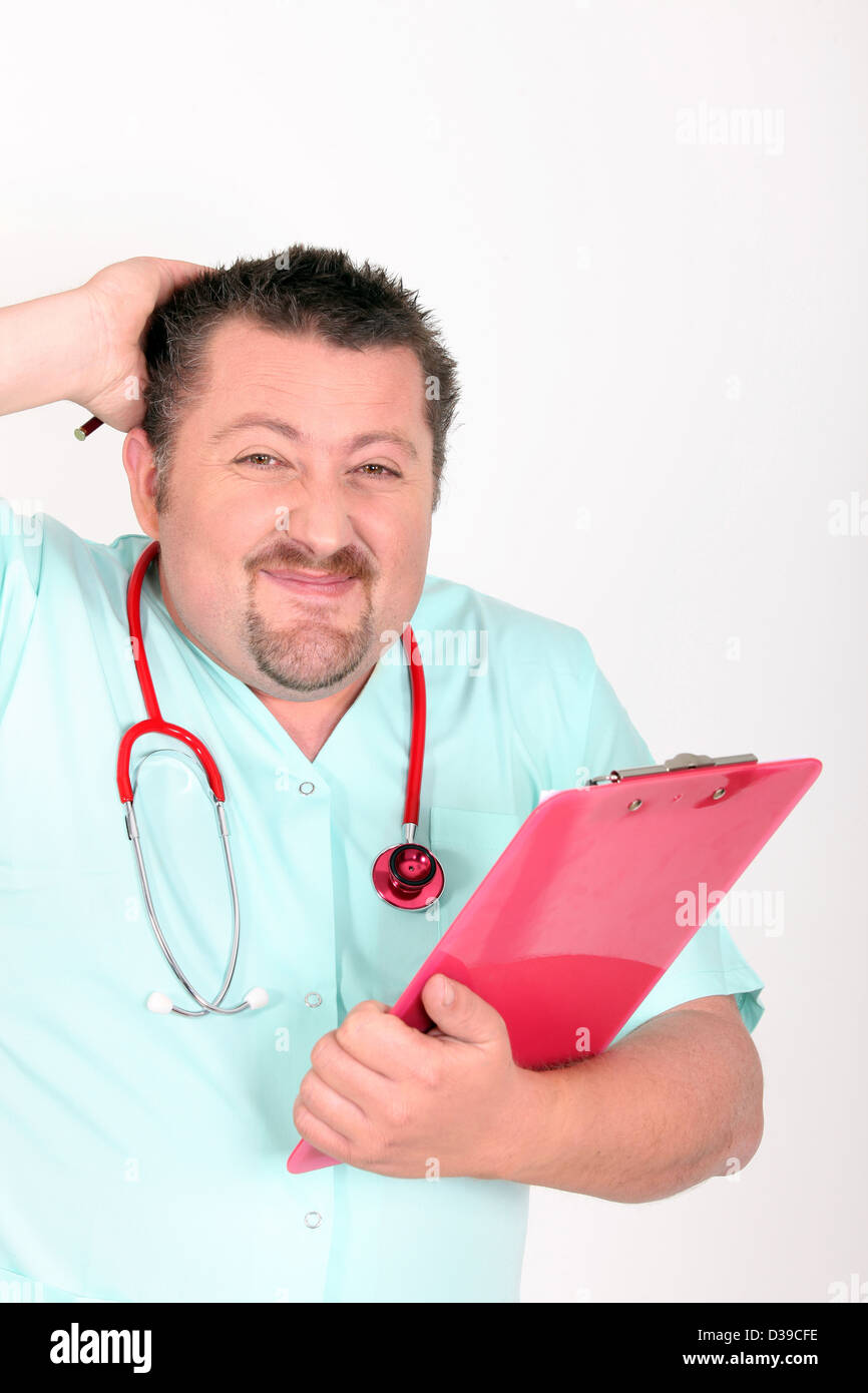 Krankenpfleger mit roten Stethoskop und Zwischenablage suchen verlegen Stockfoto