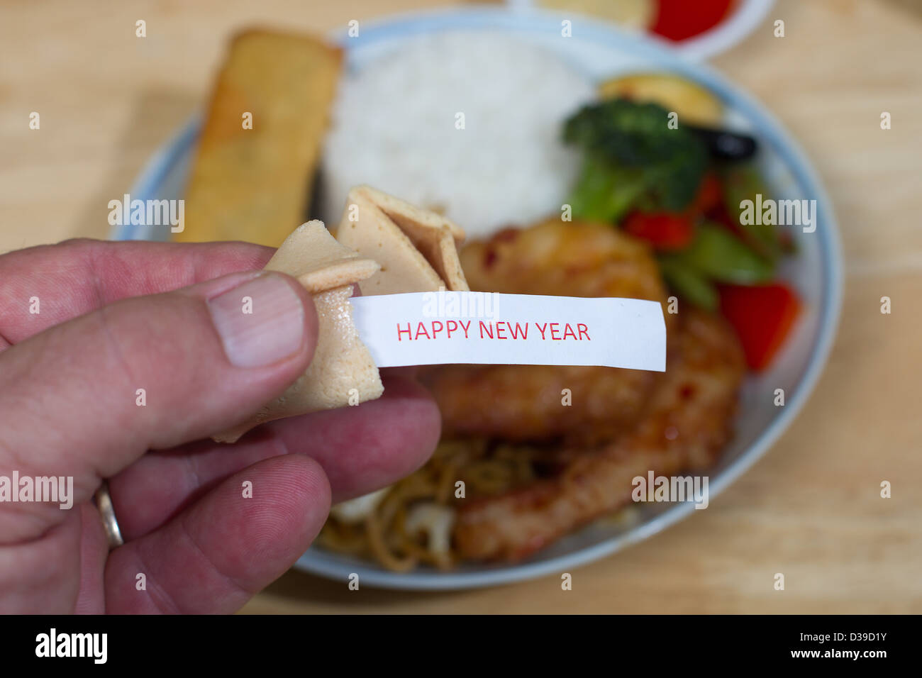 Chinesische Glückskekse mit dem Spruch auf dem Papier "Frohes Neues Jahr". Stockfoto