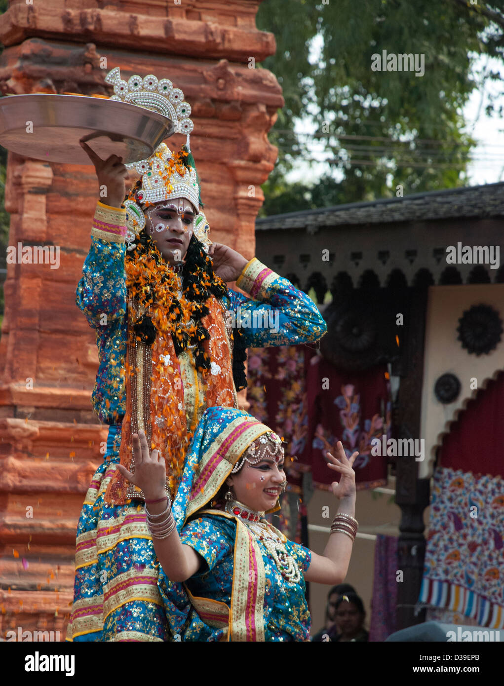 Radha Krishna Volkstänzer tanzen mit Holi Volkstänzer aus Barsana (u.p.) Stockfoto Radha Krishna Volkstänzer tanzen mit Holi Volkstänzer aus Barsana (u.p.) Stockfoto