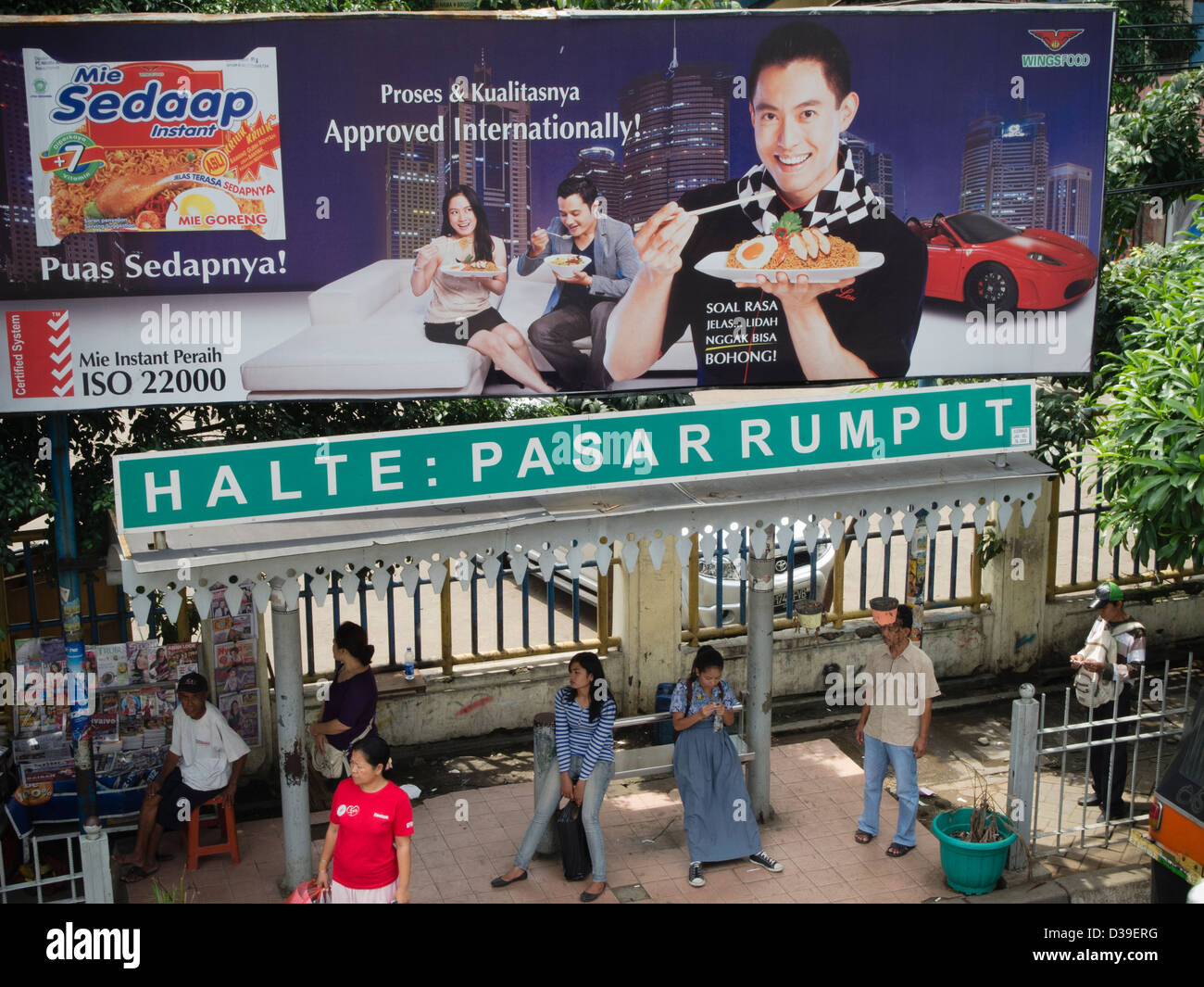 Jakarta, der schnell expandierenden Metropole und Hauptstadt von Indonesien. Pasar Rumput, eine Bushaltestelle in Guntur. Stockfoto