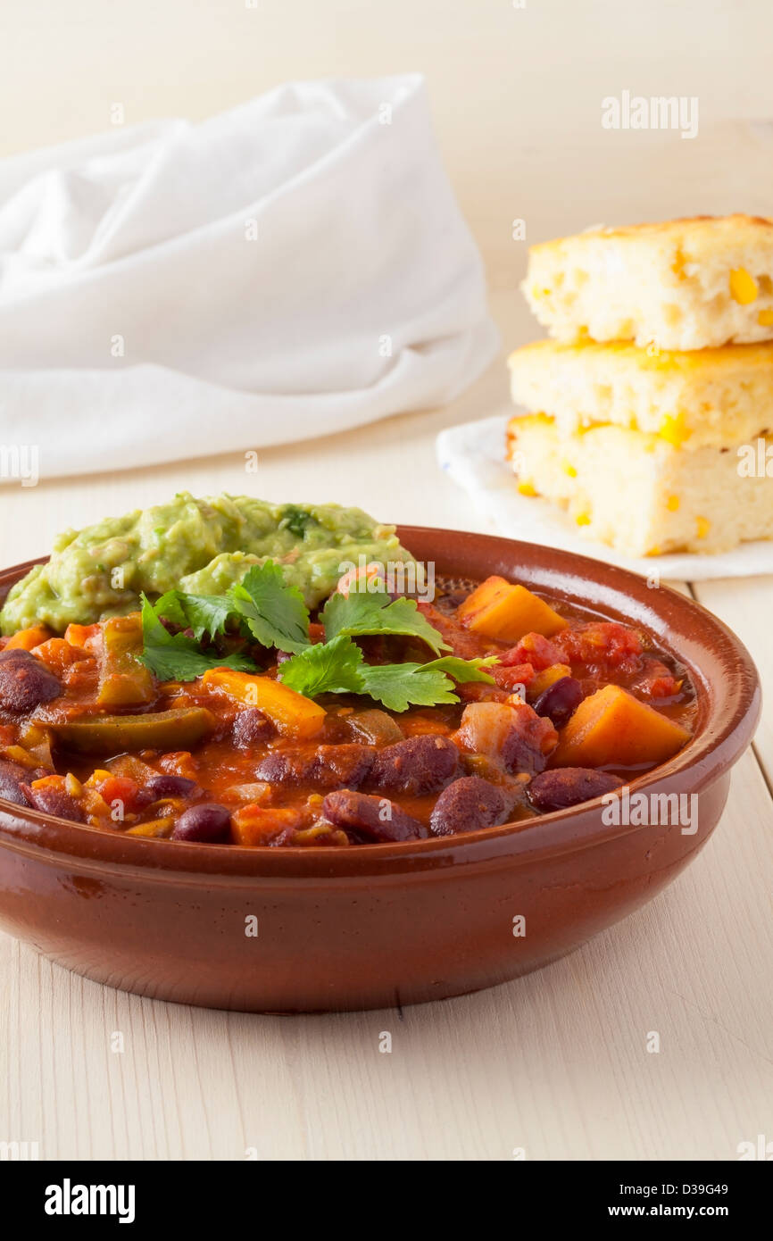 Chili mit Guacamole und Maisbrot Stockfoto