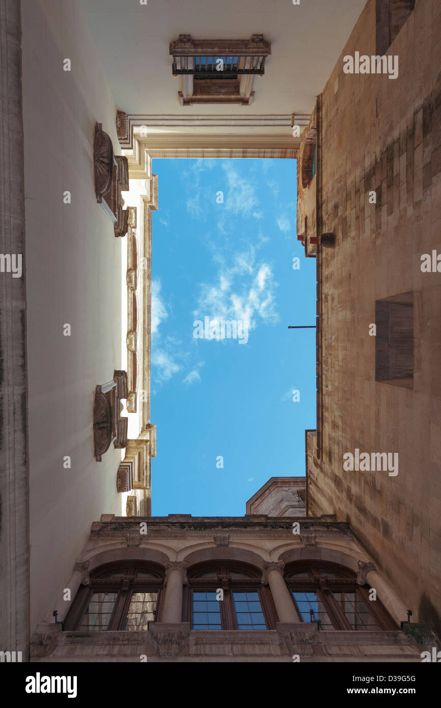 blauer Himmel, dicht umgeben von mittelalterlichen Gebäuden im berühmten Barri gotische Viertel in Barcelona Stockfoto