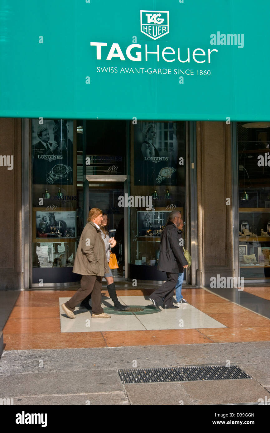 Ein Spaziergang durch Kolonnaden Designer Shopper Arcade-Piazza Del Duomo Mailand Lombardei Italien Europa Stockfoto